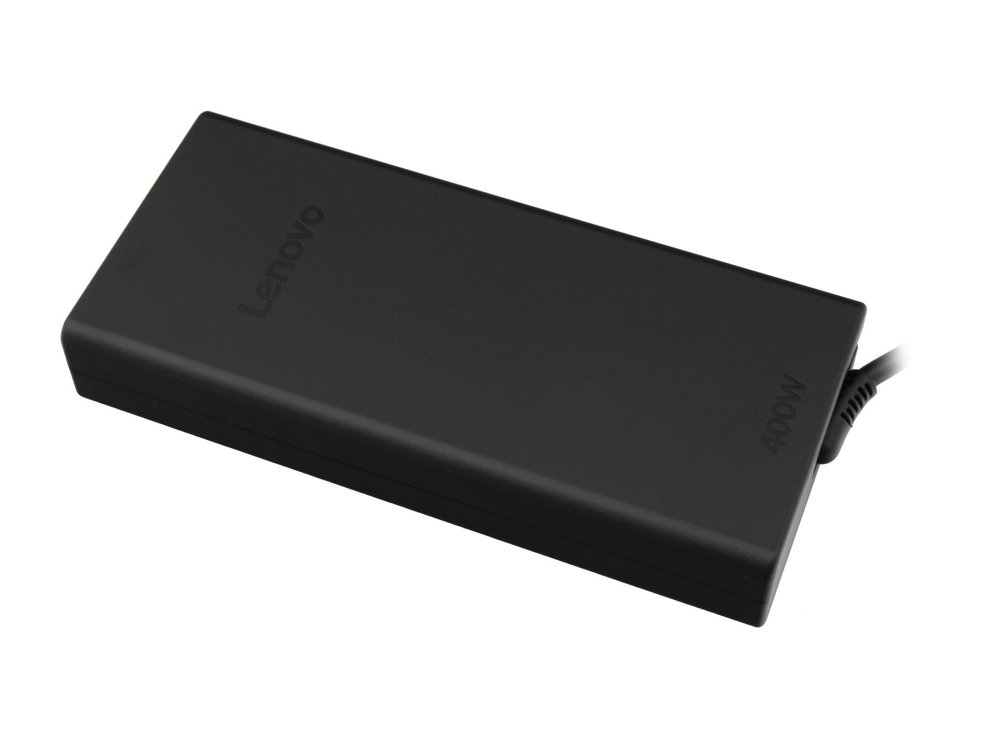 Ein schwarzes Lenovo-Laptop-Netzteil mit 400W-Text auf weißem Hintergrund. Ein schwarzes Kabel ist am Adapter befestigt.