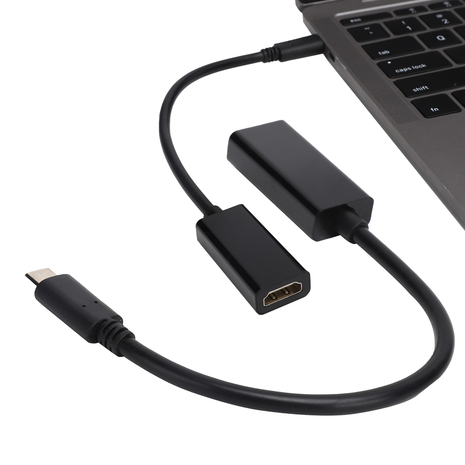 Schwarzer USB-C-zu-HDMI-Adapter, der an einen Laptop angeschlossen ist. Der Adapter und das Kabel sind schwarz.