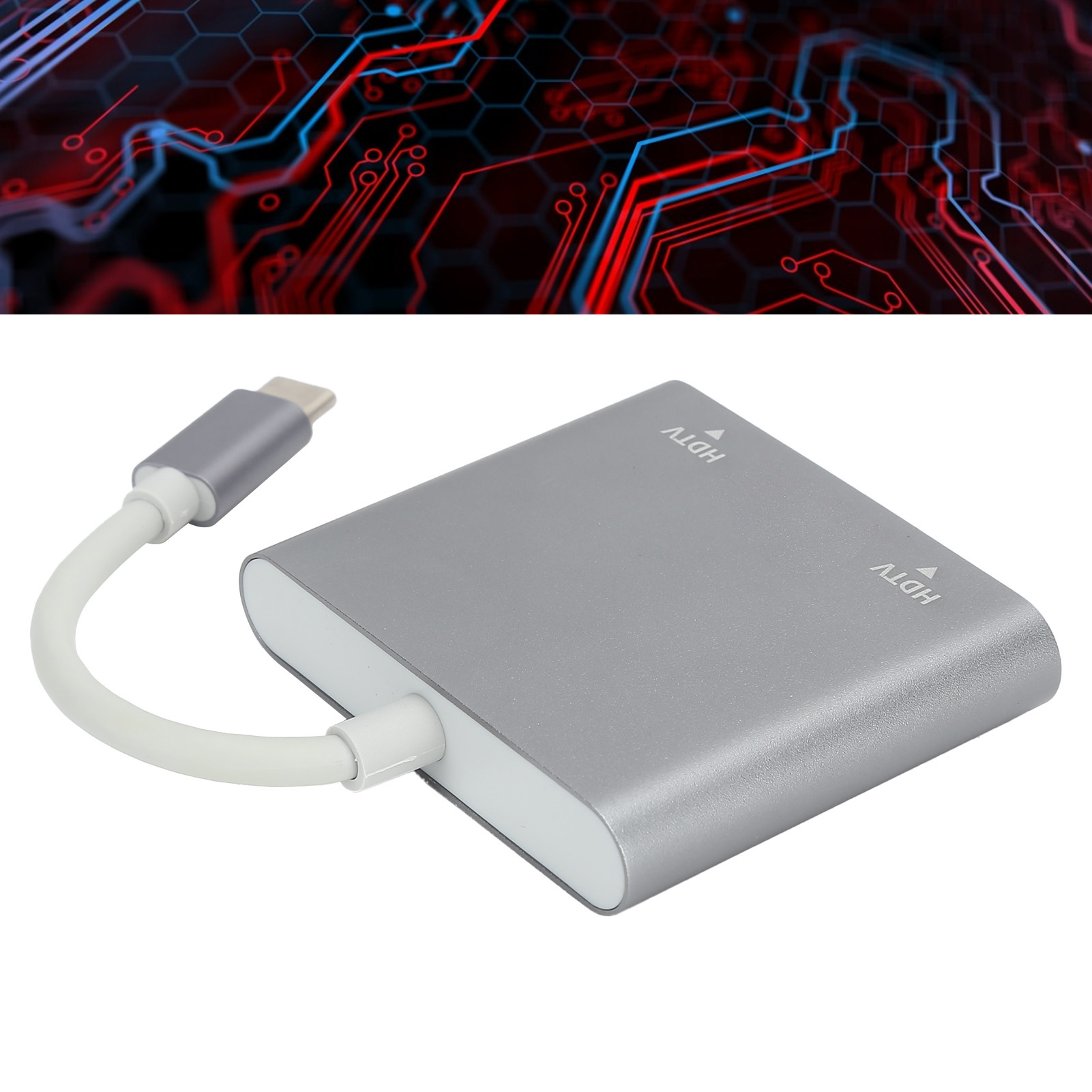 Ein silberner HDMI-Adapter mit USB-C-Anschluss und weißem Kabel. Im Hintergrund ein Leiterplattendesign.