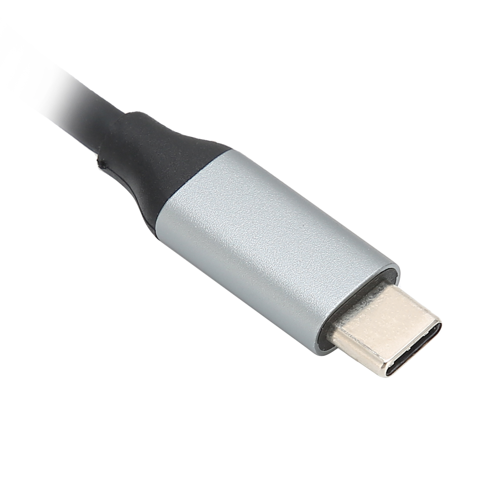 Ein USB-C-Kabel wird gezeigt. Es hat einen silbermetallischen Stecker und ein schwarzes Kabel. Der Hintergrund ist schlicht weiß.