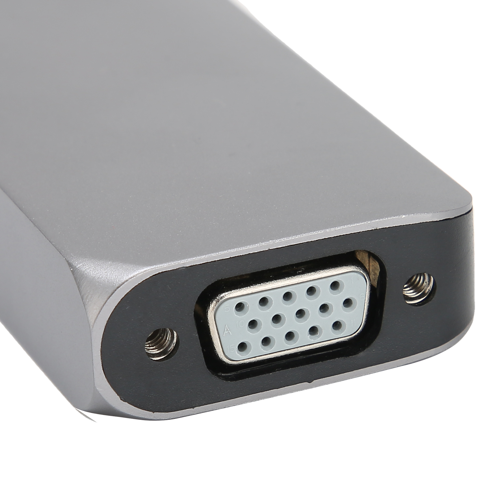 Ein silberner Adapter mit schwarzem Rand. Er hat einen grauen Stecker mit mehreren Löchern. Schrauben sind sichtbar.