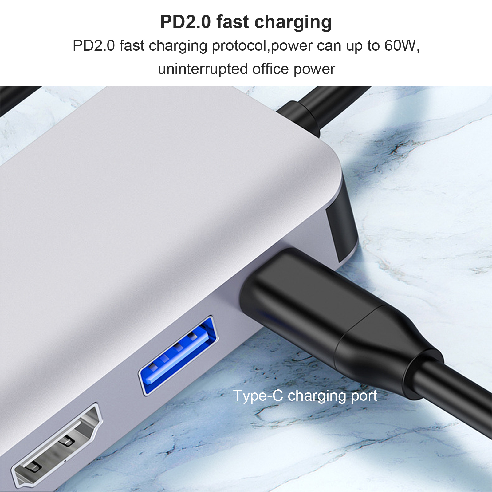 Silberner Hub mit USB- und HDMI-Anschlüssen. Ein schwarzes Typ-C-Ladekabel ist an das Gerät angeschlossen.