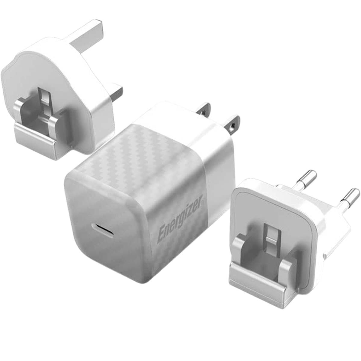 Drei weiße Energizer-Ladegeräte. Eines mit US-Stecker, eines mit USB-C-Anschluss und zwei Adapter.