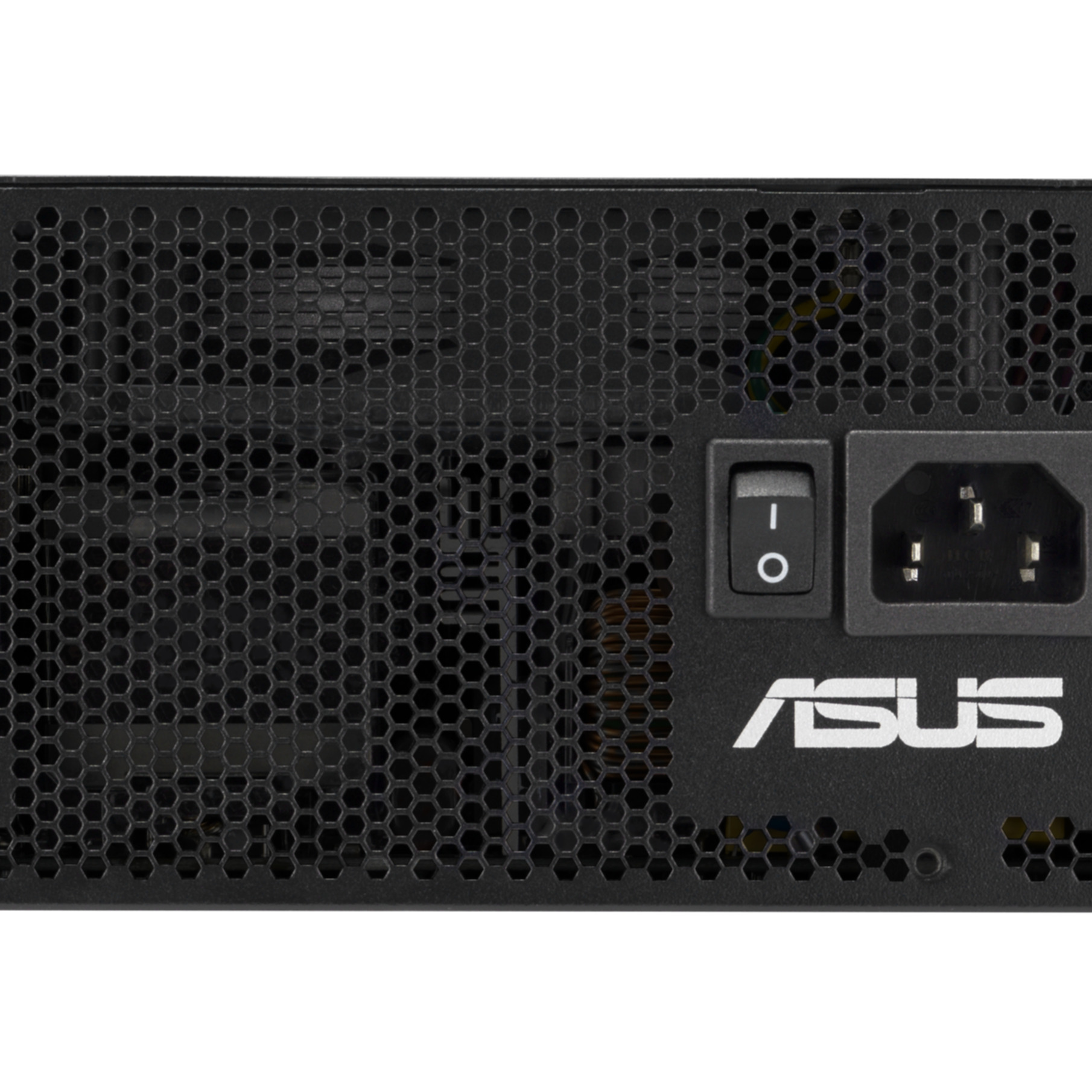Czarny zasilacz ASUS. Posiada włącznik, złącze IEC i wentylację o strukturze plastra miodu. Widoczne logo ASUS.