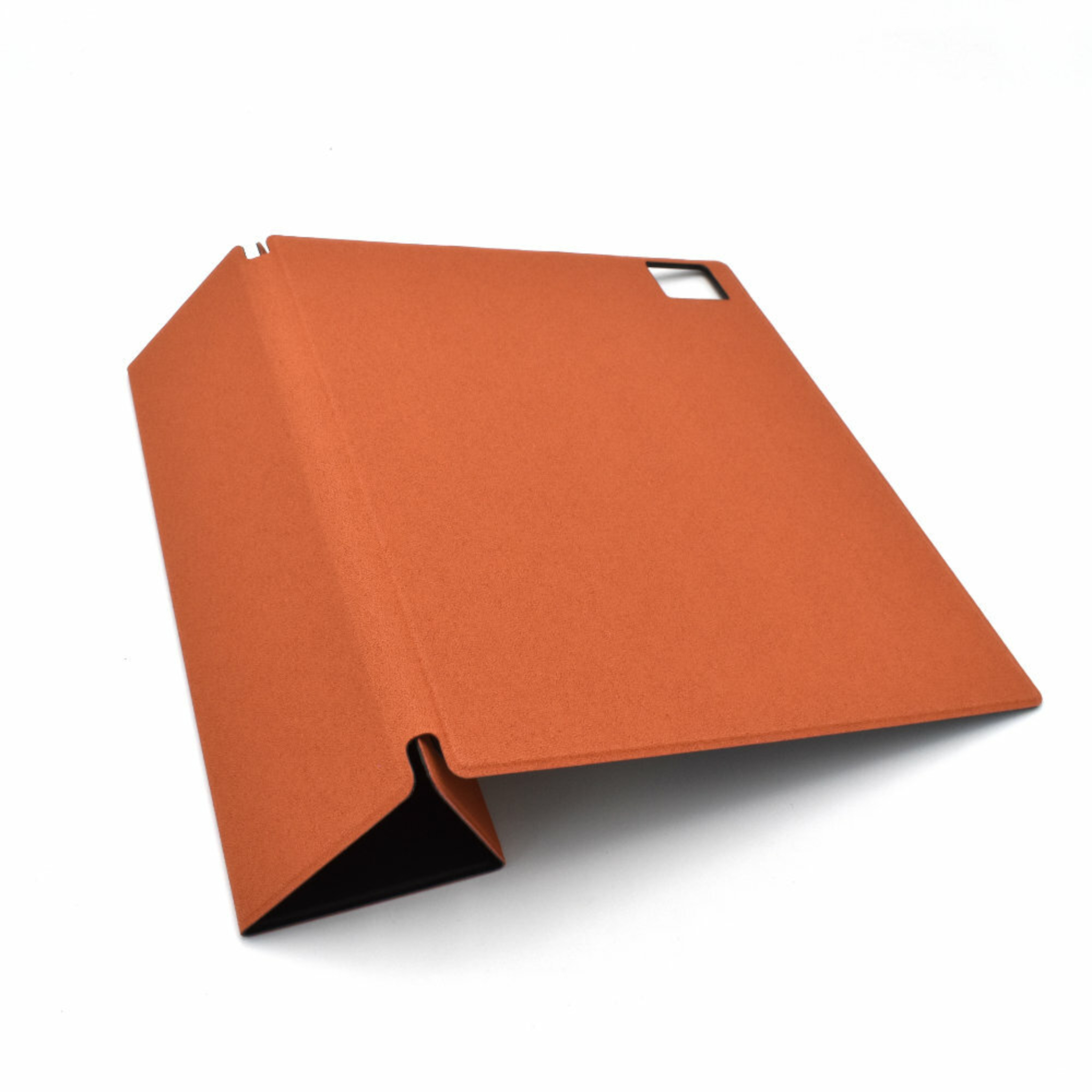 Ein orangefarbenes gefaltetes Objekt. Ein rechteckiges Blatt ist gefaltet, um eine dreieckige Basis zu bilden. Weißer Hintergrund.