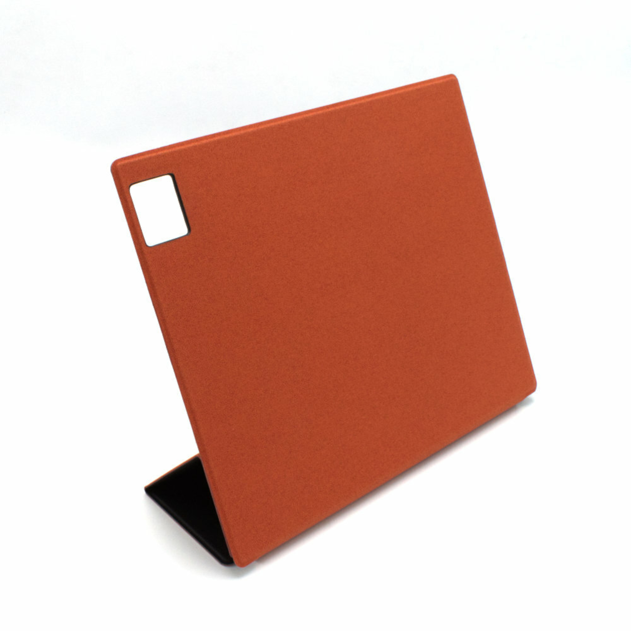 Eine orangefarbene Tablethülle steht auf einem schwarzen Ständer vor weißem Hintergrund. Ein ausgeschnittenes Quadrat befindet sich oben links.