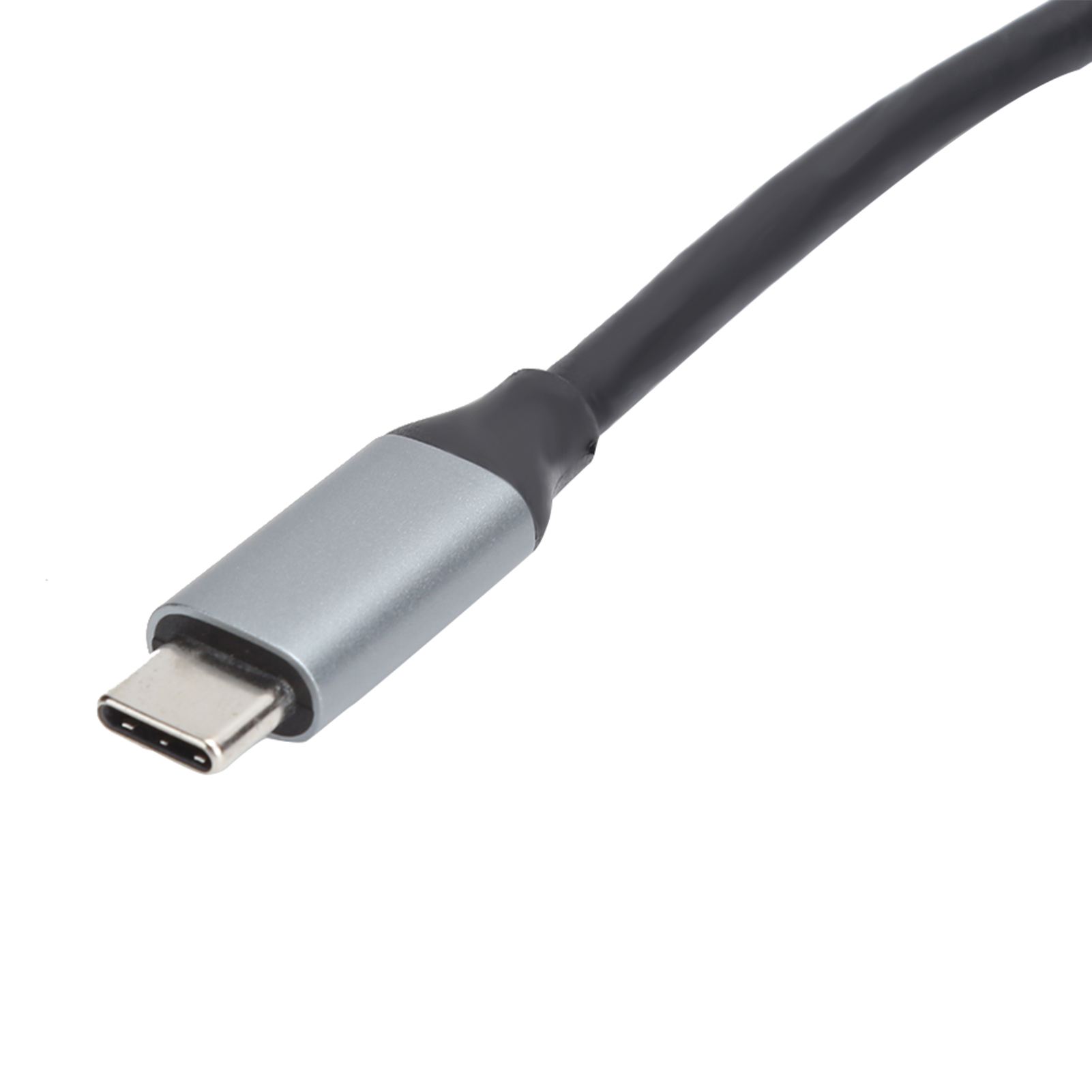 Ein USB-C-Kabel mit einem silbernen Stecker und einem schwarzen Kabel. Der Hintergrund ist weiß.