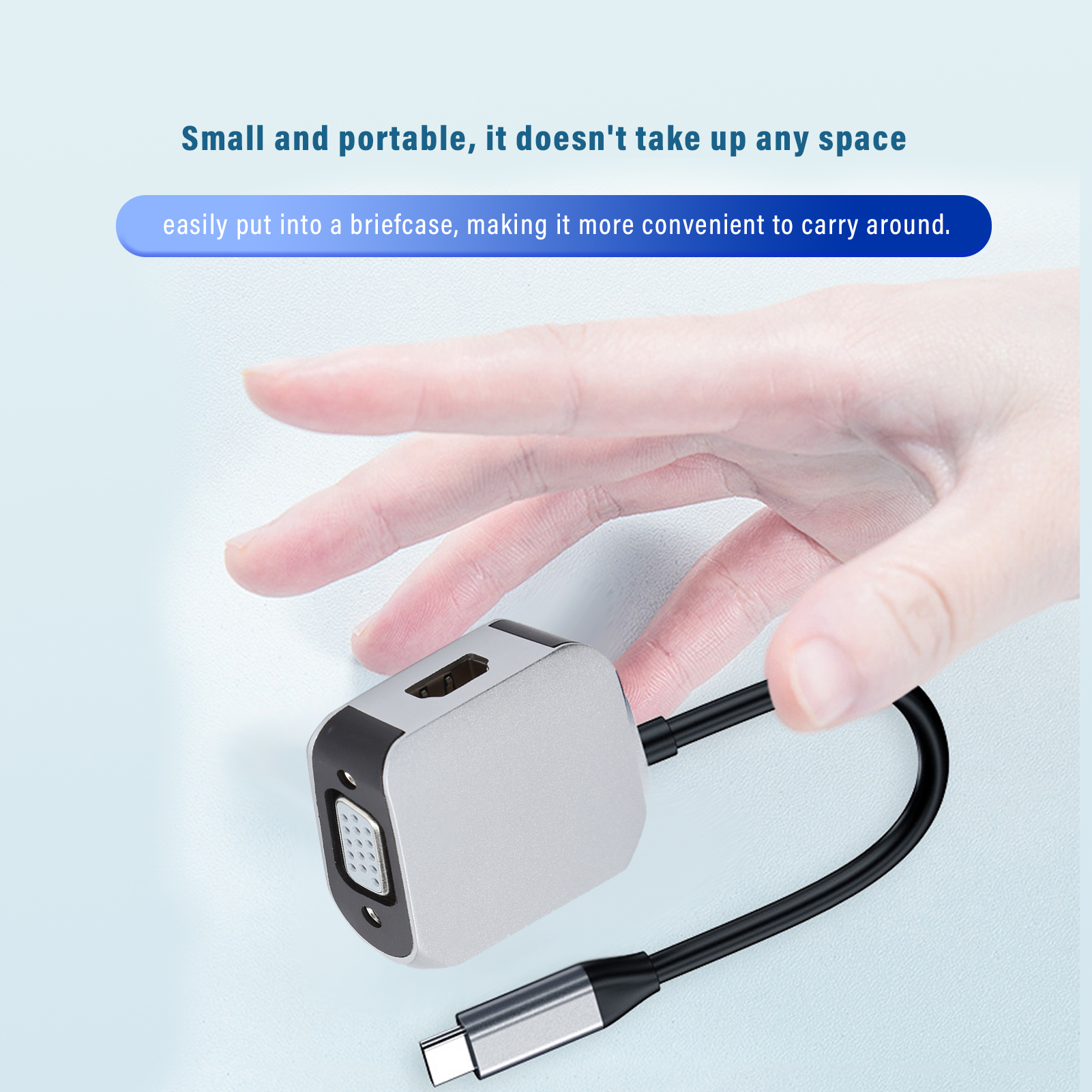 Eine Hand hält einen silbernen Adapter mit Anschlüssen. Er hat ein schwarzes Kabel und einen USB-C-Anschluss. Der Hintergrund ist hellblau.