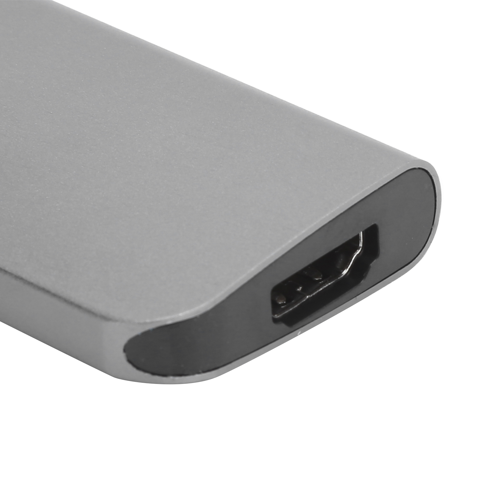 Ein silberfarbener Adapter mit einem schwarzen Anschluss wird gezeigt. Der Adapter hat abgerundete Ecken und der Hintergrund ist weiß.