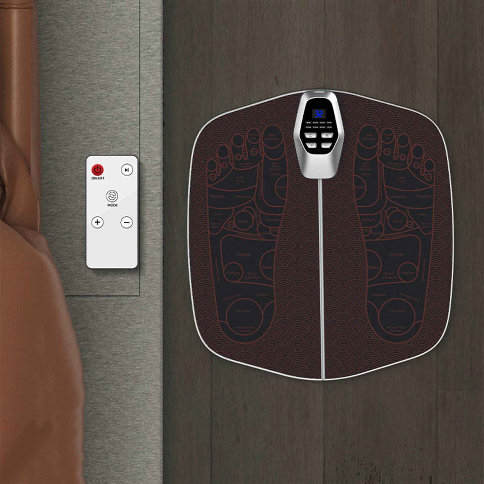 Ein Fußmassagegerät mit Digitalanzeige und Fernbedienung. Das Massagegerät hat eine Fußreflexzonenkarte.