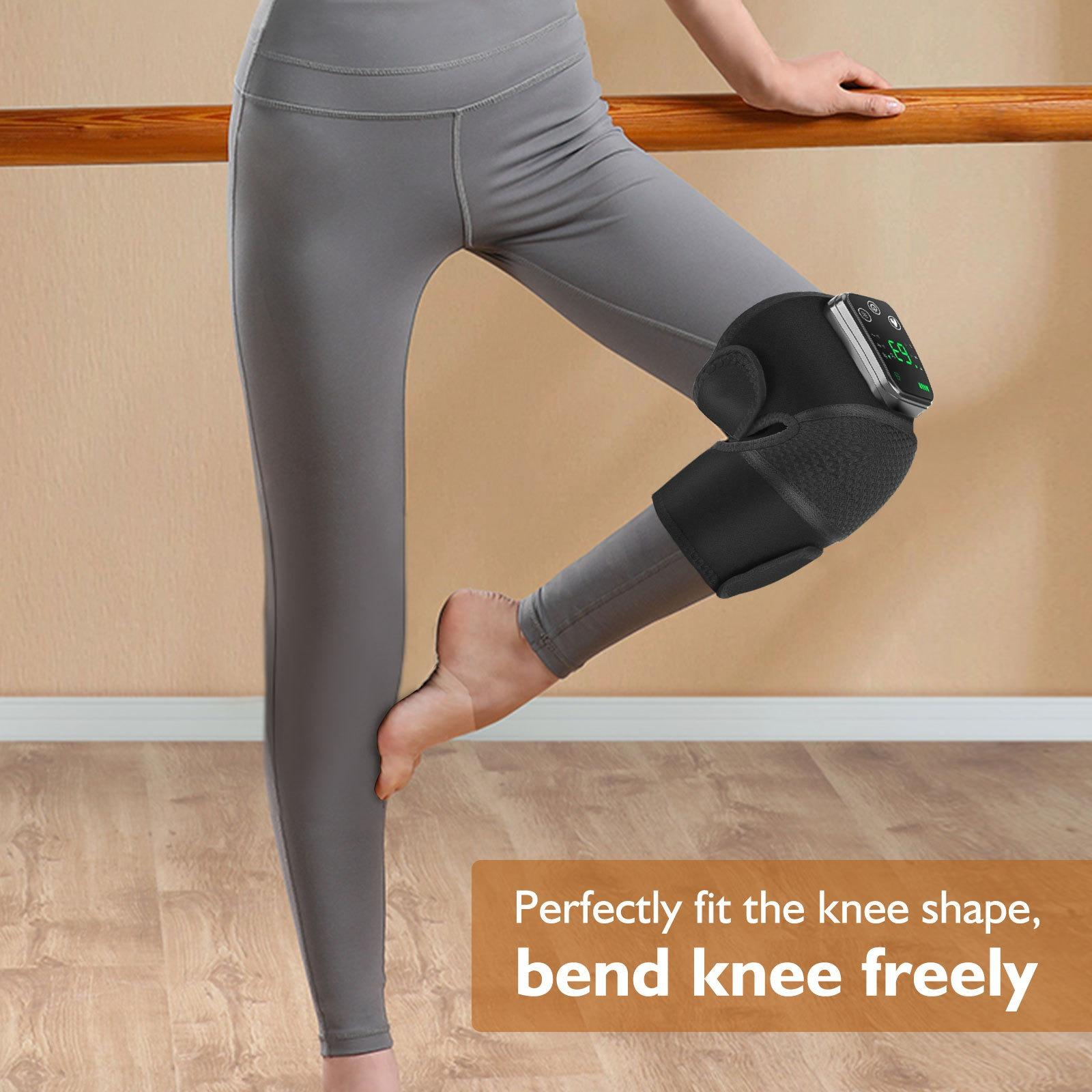 Person trägt graue Leggings und Knieorthese. Ein digitales Display befindet sich an der Spange. Holzstange im Hintergrund.
