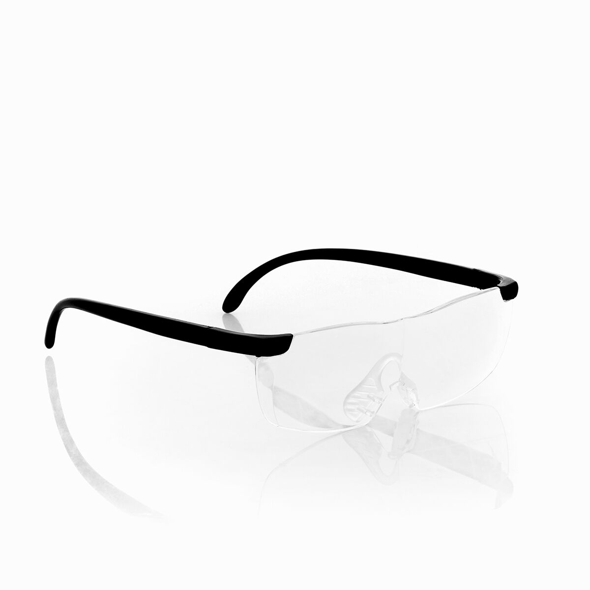Gafas de seguridad transparentes con montura negra. Las gafas están sobre una superficie blanca reflectante.