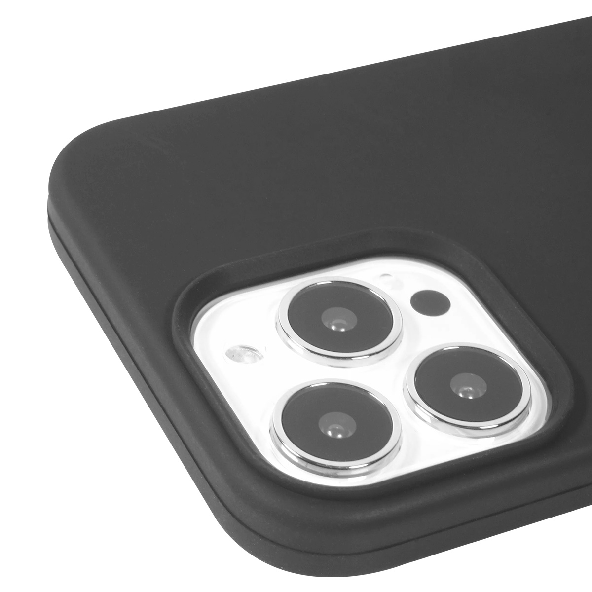 Primo piano di una custodia nera per telefono con tre obiettivi e un flash. Lo sfondo è bianco.