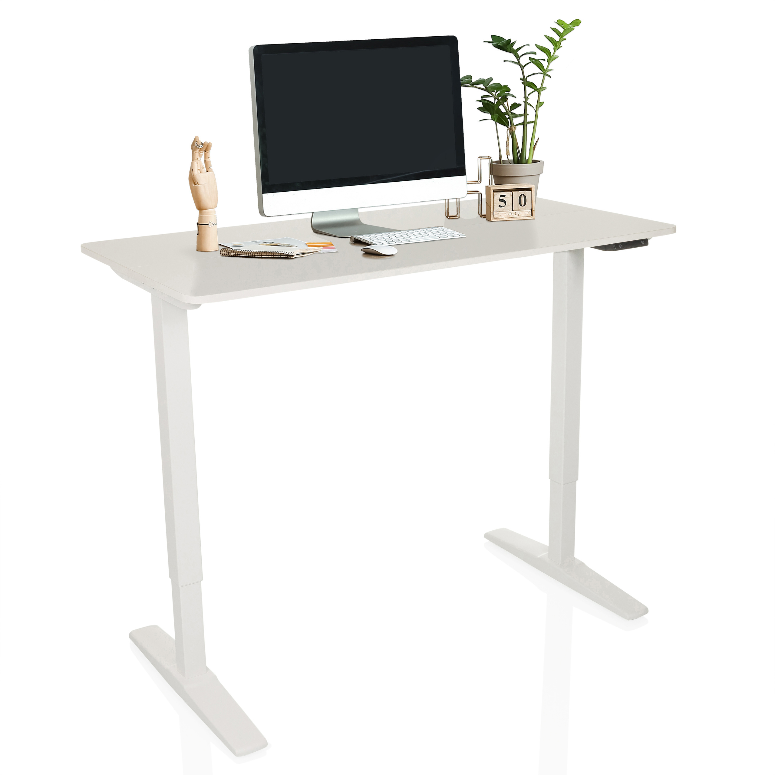 Ein weißer Stehtisch mit Computer, Holzhand, Pflanze, Kalender, Tastatur und Maus wird auf weißem Hintergrund gezeigt.