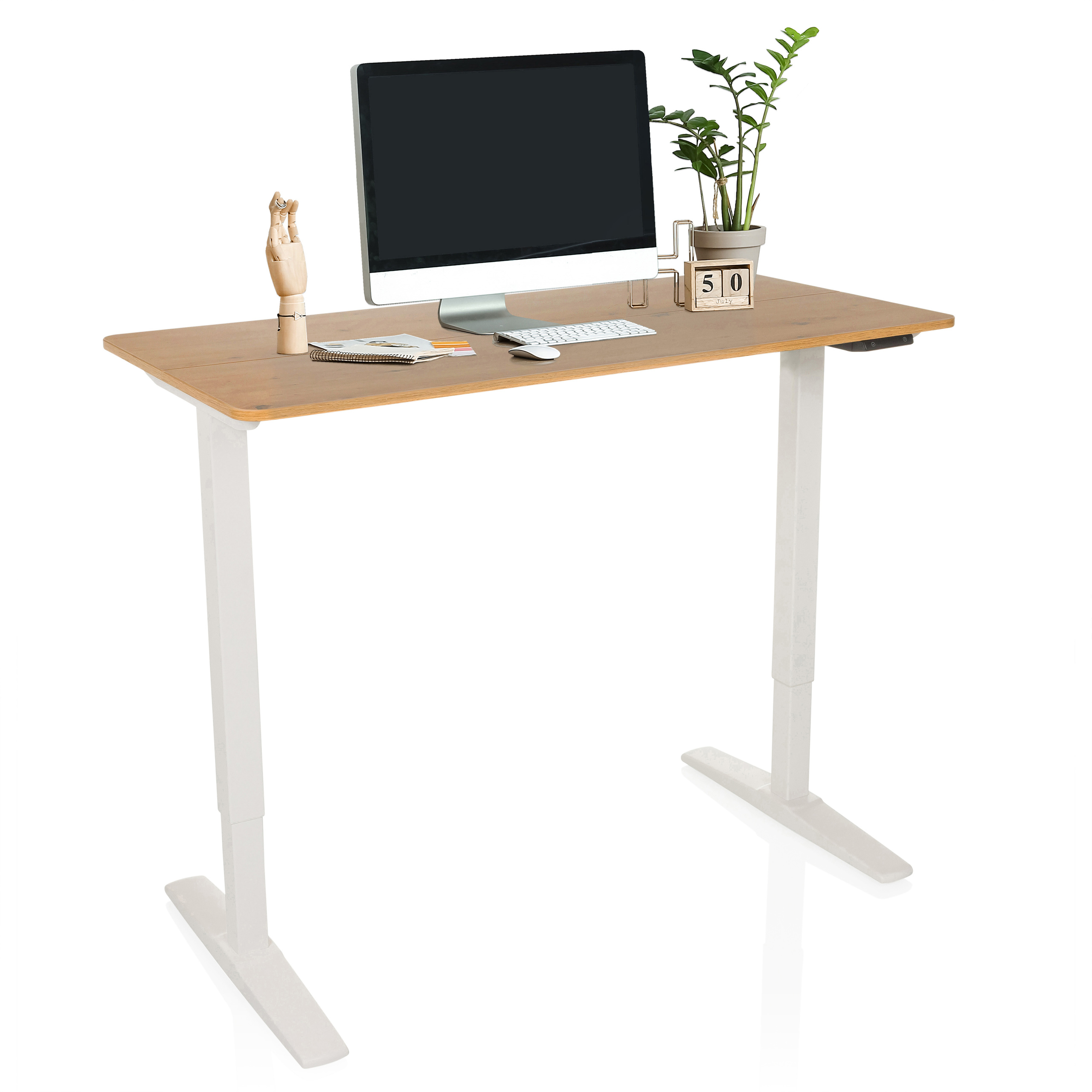 Ein höhenverstellbarer Schreibtisch mit Computer, Holzhand, Pflanze und Kalender auf weißem Hintergrund.