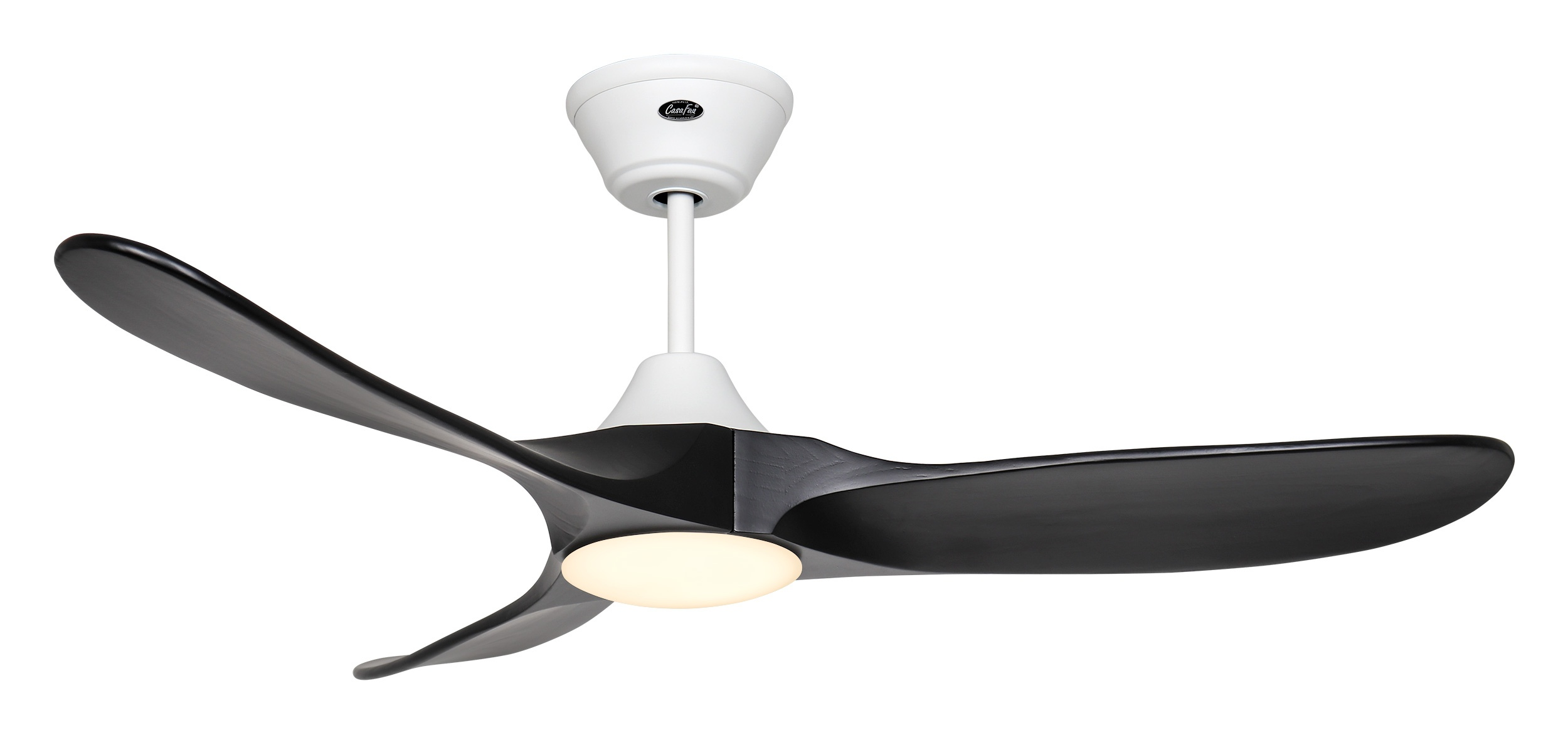 Un ventilatore da soffitto moderno con tre pale nere e un alloggiamento motore bianco. Ha una lampada al centro e un'asta di supporto bianca.