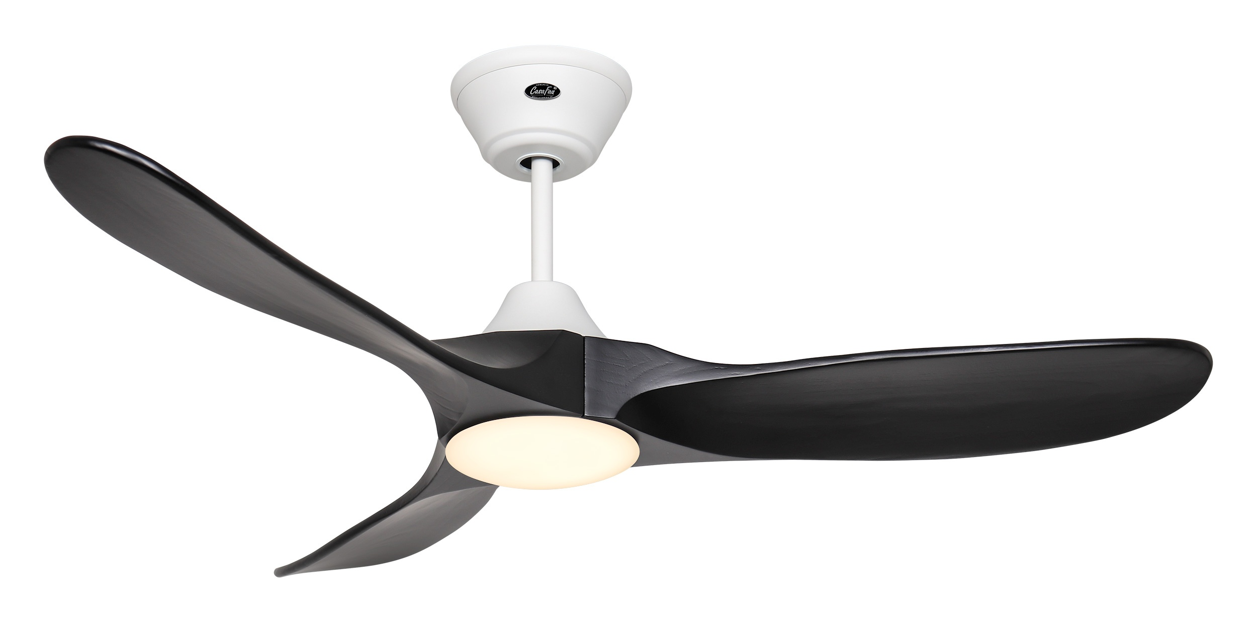 Un ventilatore da soffitto nero con tre pale, alloggiamento motore bianco e luce centrale. Lo sfondo è bianco.