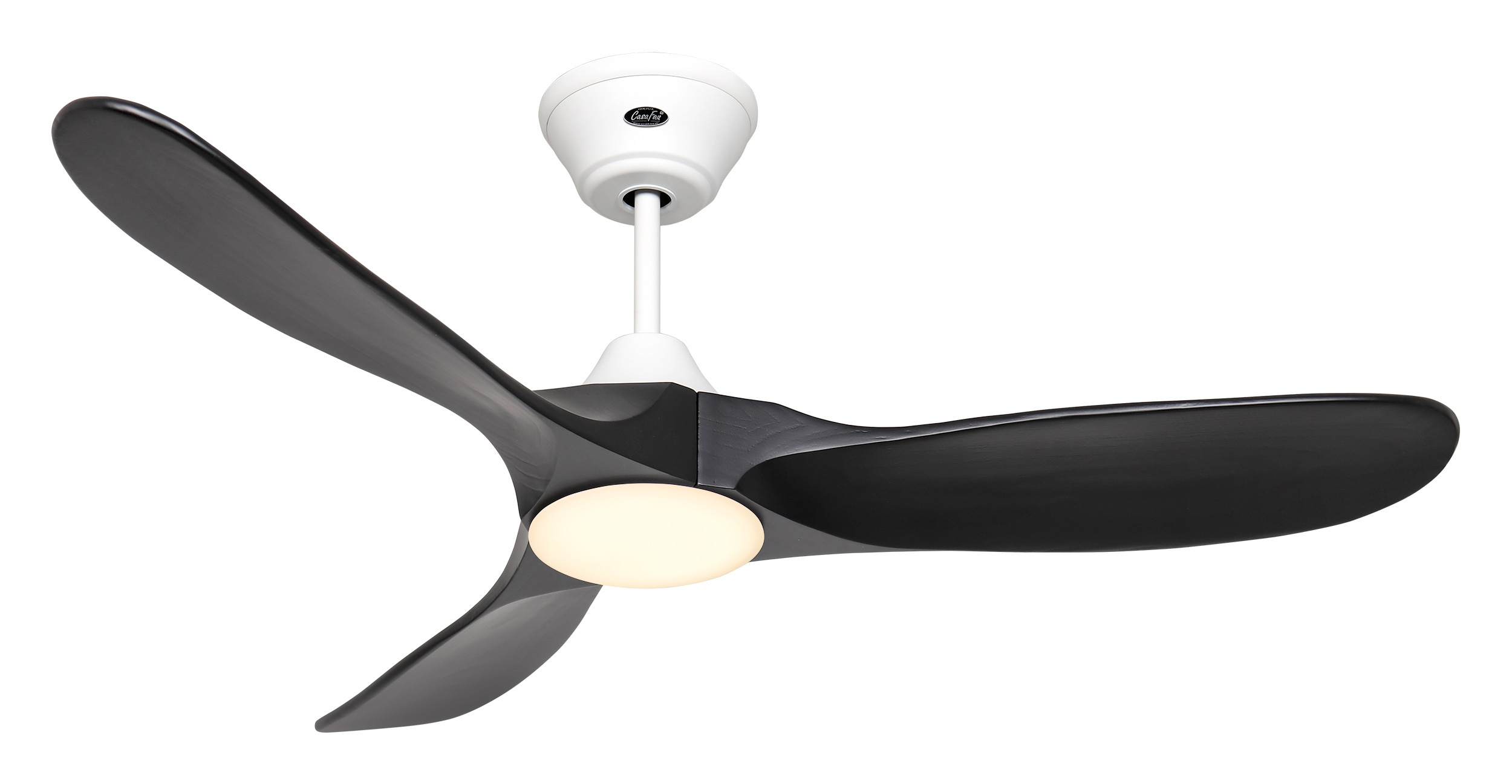 Un ventilatore da soffitto nero con tre pale e una luce centrale. Il ventilatore è montato su un apparecchio da soffitto bianco.