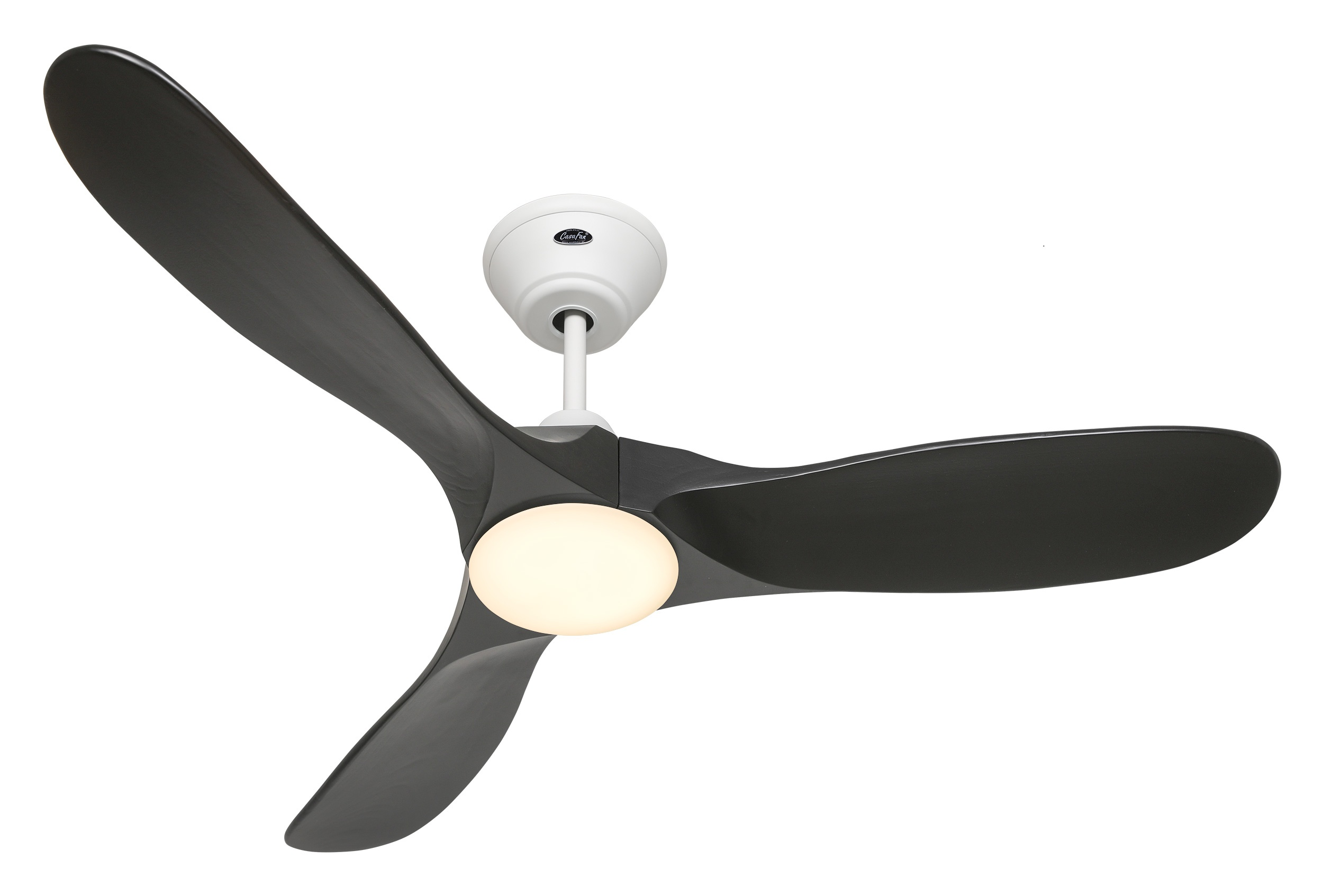 Un ventilatore da soffitto con tre pale grigio scuro. Sono visibili un alloggiamento motore bianco e una luce.