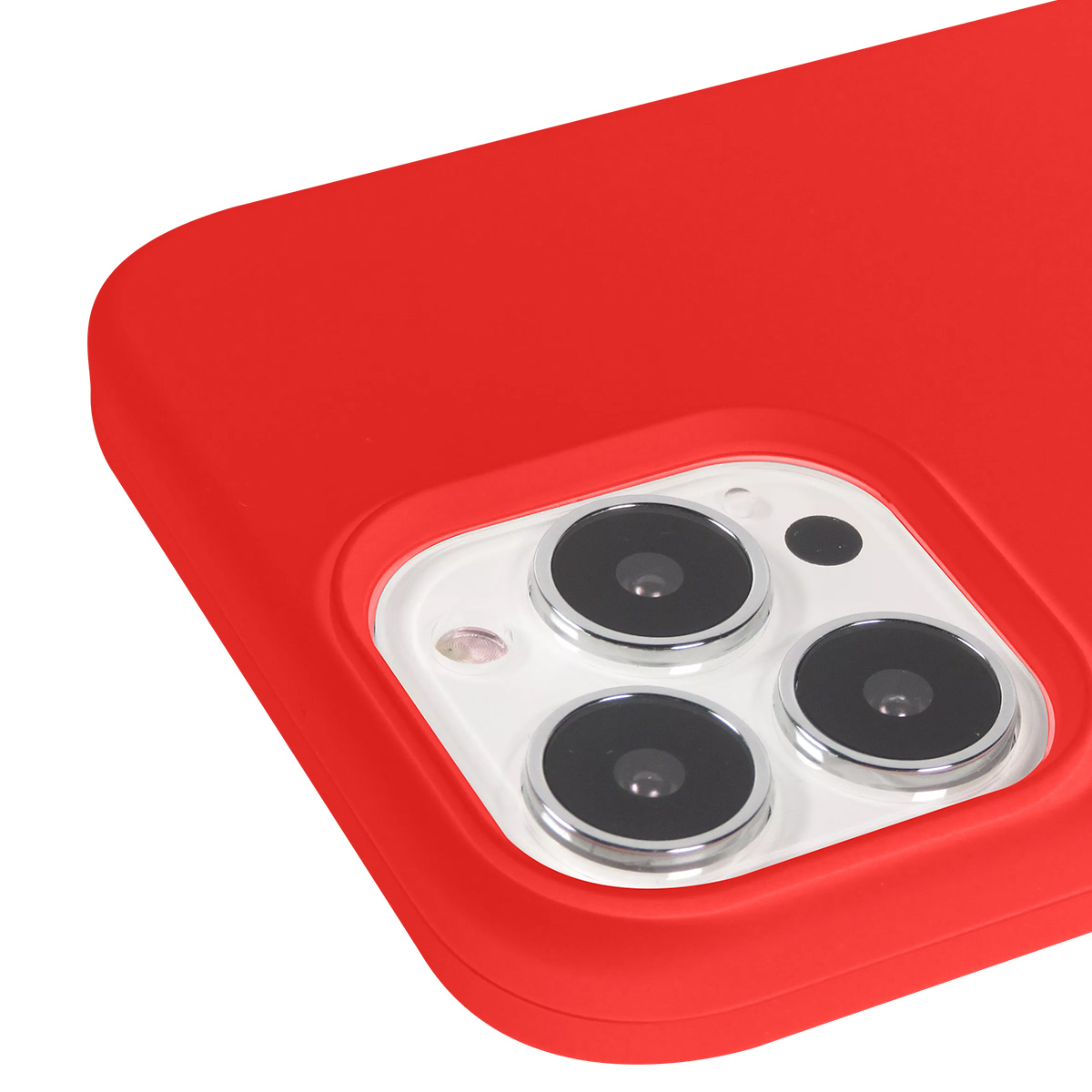Primo piano di una custodia rossa per telefono con modulo fotocamera. La fotocamera ha tre lenti e un flash. Sfondo bianco.