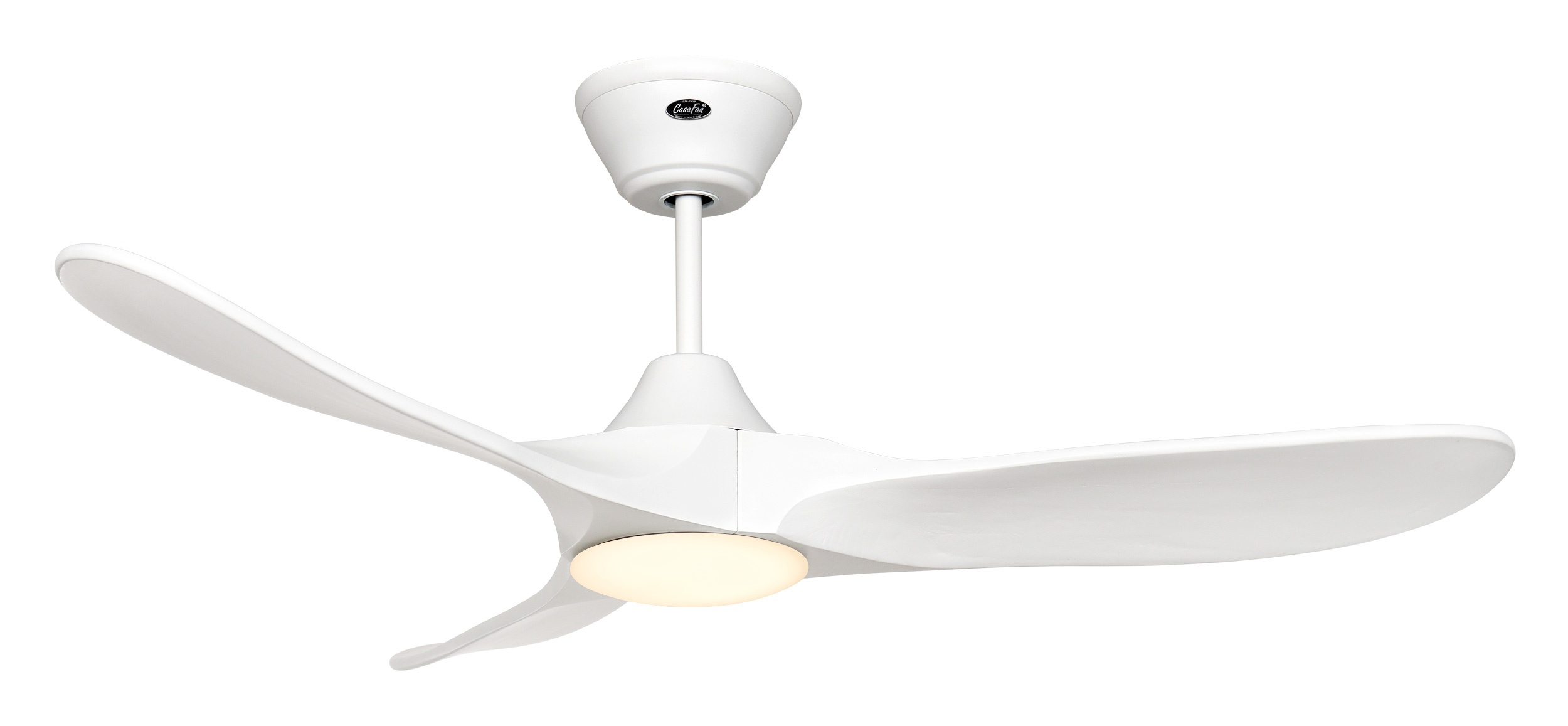 Un ventilatore da soffitto bianco con tre pale curve e un'apparecchio di illuminazione centrale, su sfondo bianco.