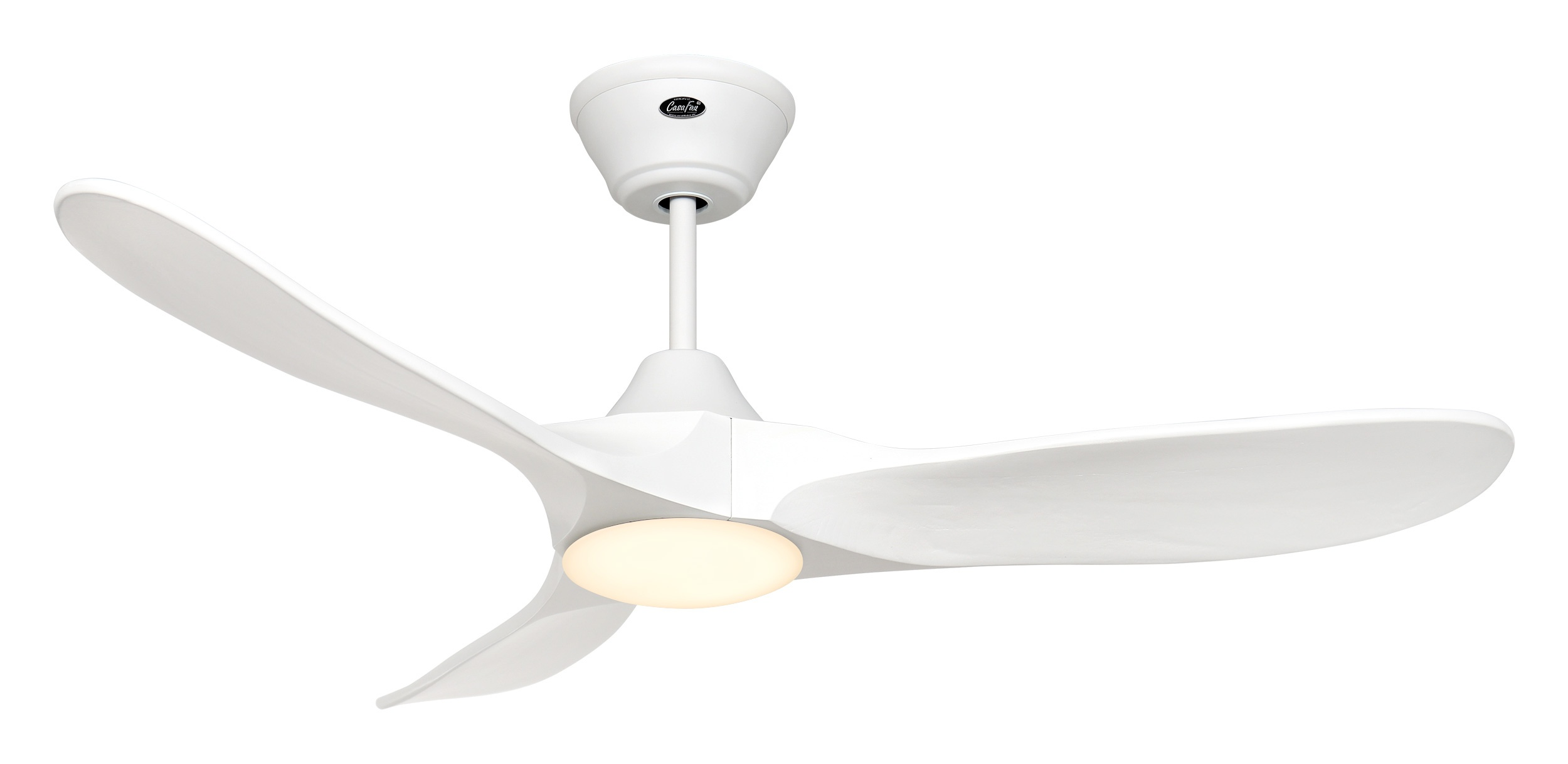 Ventilatore da soffitto bianco con tre pale curve e una luce centrale. È montato su un palo bianco.