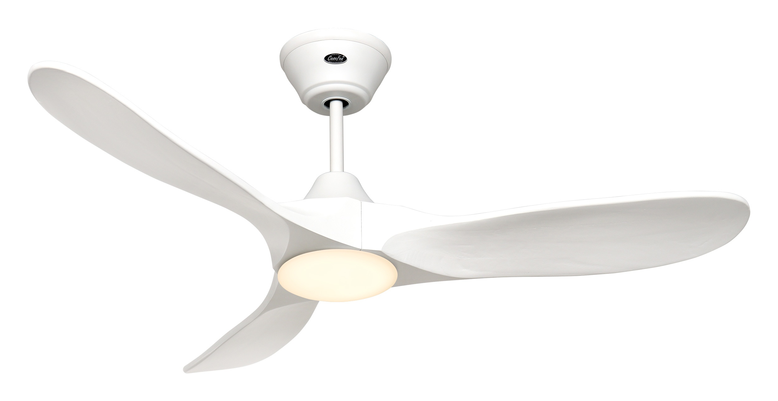 Un ventilatore da soffitto bianco con tre pale e una luce centrale, su sfondo bianco.