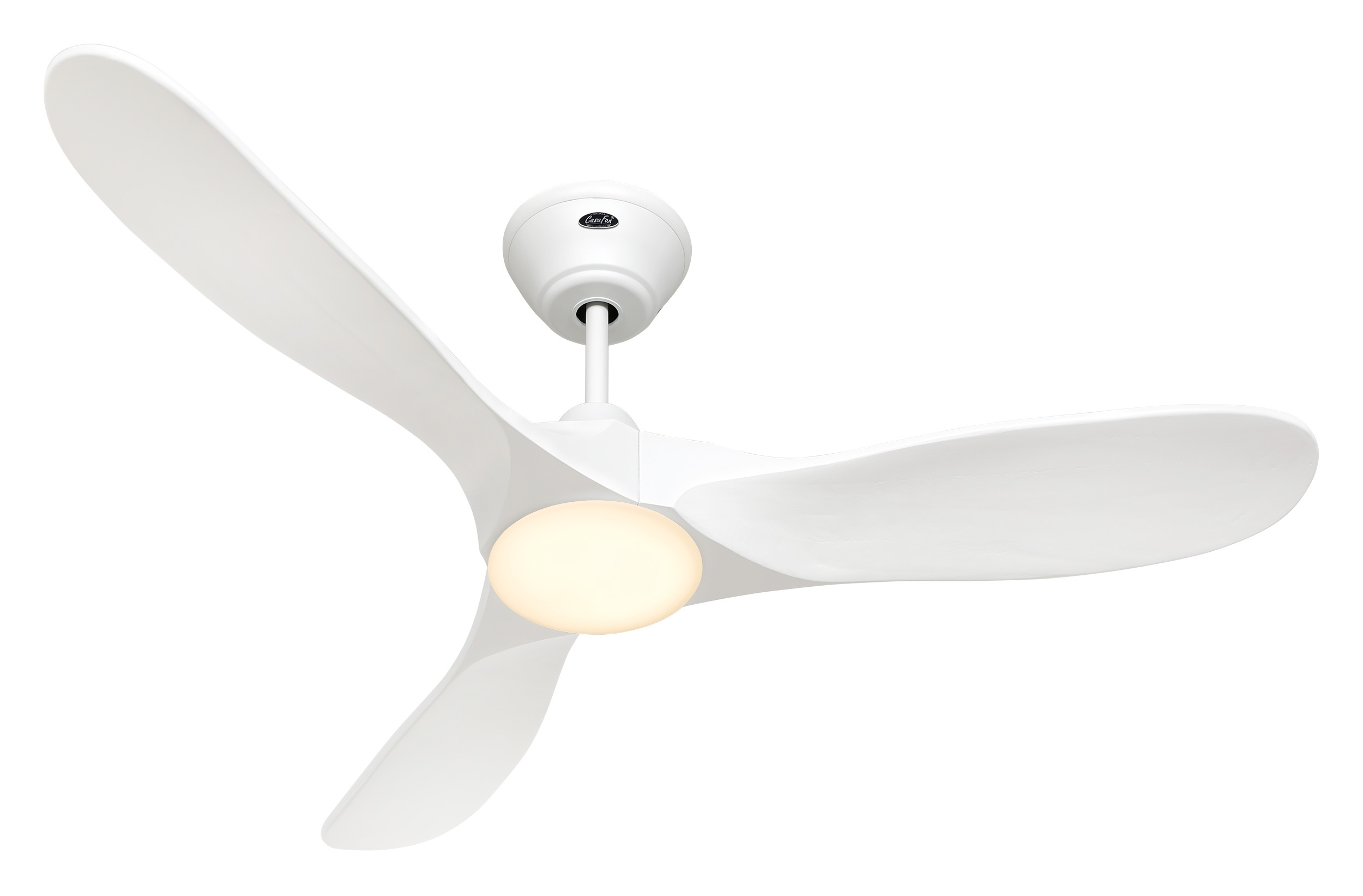Un ventilatore da soffitto bianco con tre pale. Un'apparecchio centrale è illuminato. Lo sfondo è bianco.