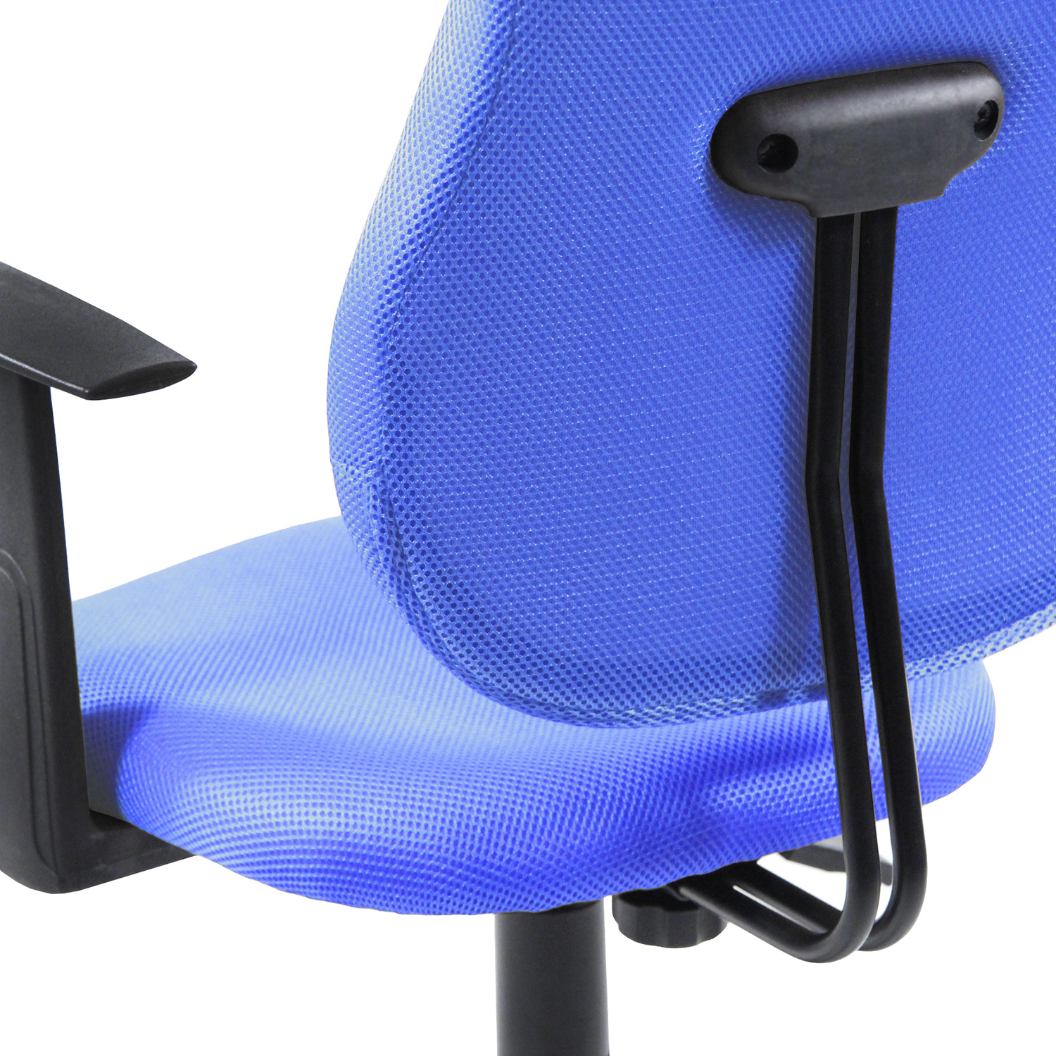 Nahaufnahme eines blauen Netz-Bürostuhls. Rücken, Sitz und Armlehnen sind sichtbar, vor weißem Hintergrund.