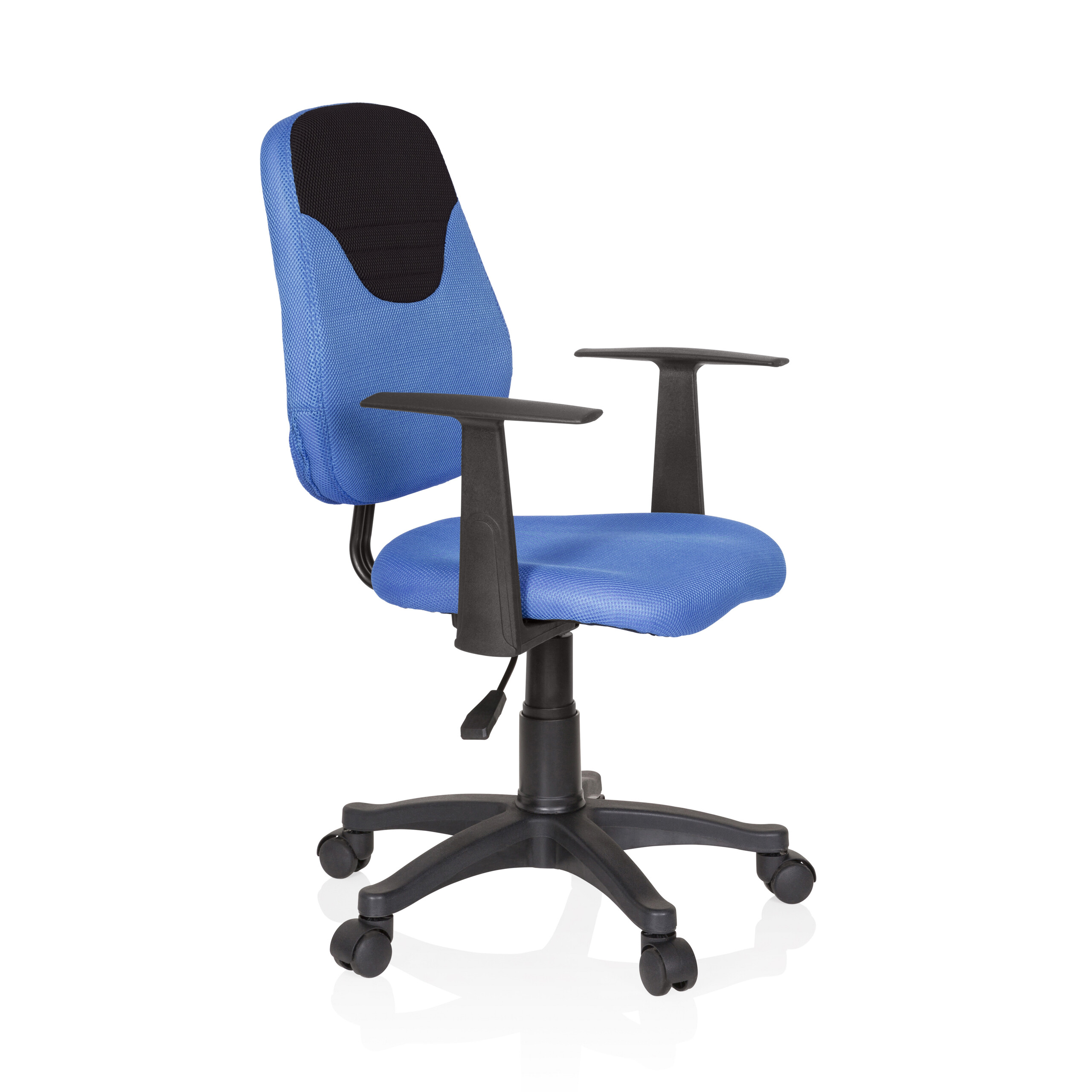Ein blauer Bürostuhl mit schwarzen Armlehnen, einer schwarzen Rückenlehne und einem schwarzen Untergestell mit Rädern auf weißem Hintergrund.