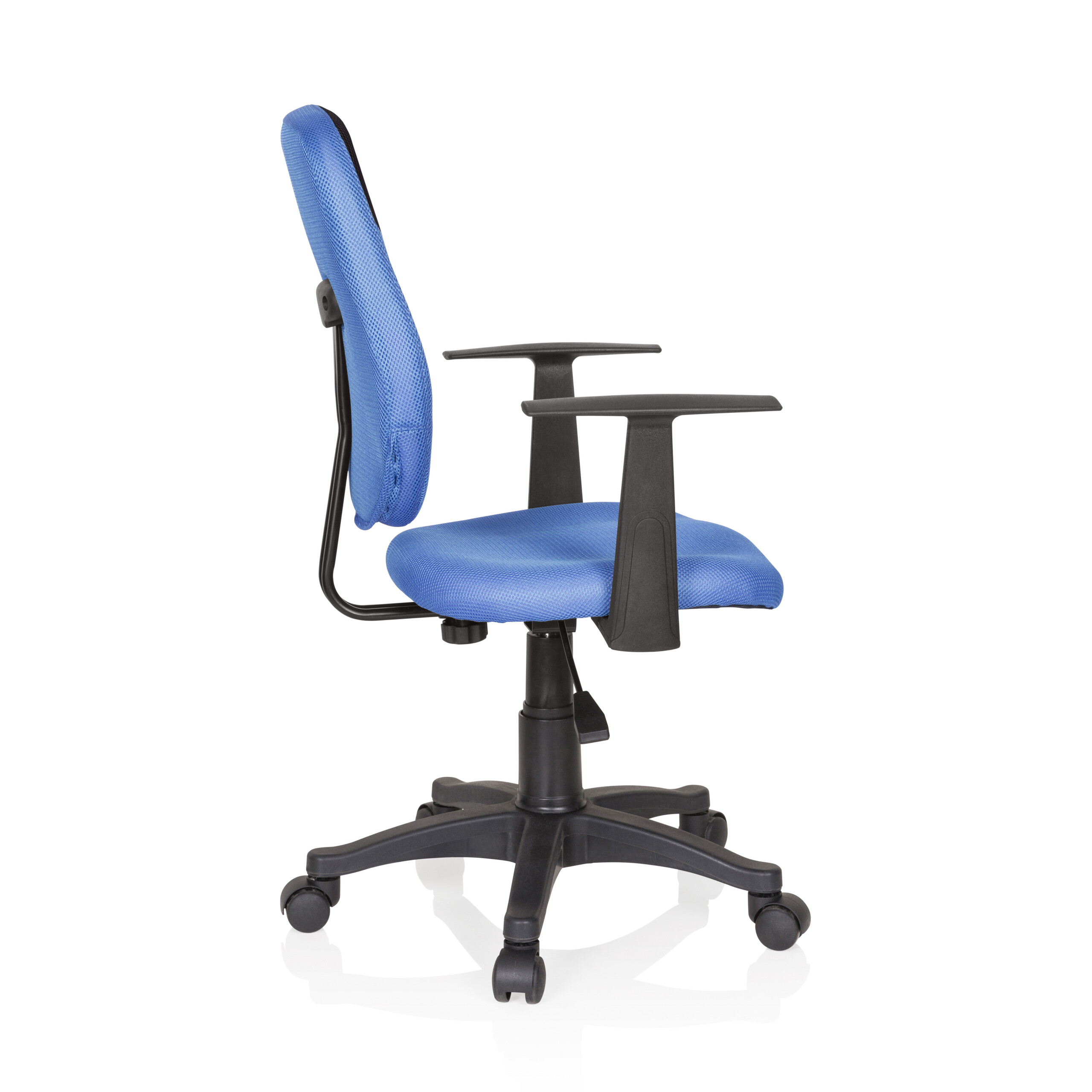 Blauer Bürostuhl auf weißem Grund. Er hat eine blaue Netzrückenlehne und Sitzfläche, schwarze Armlehnen und ein schwarzes Gestell mit Rollen.