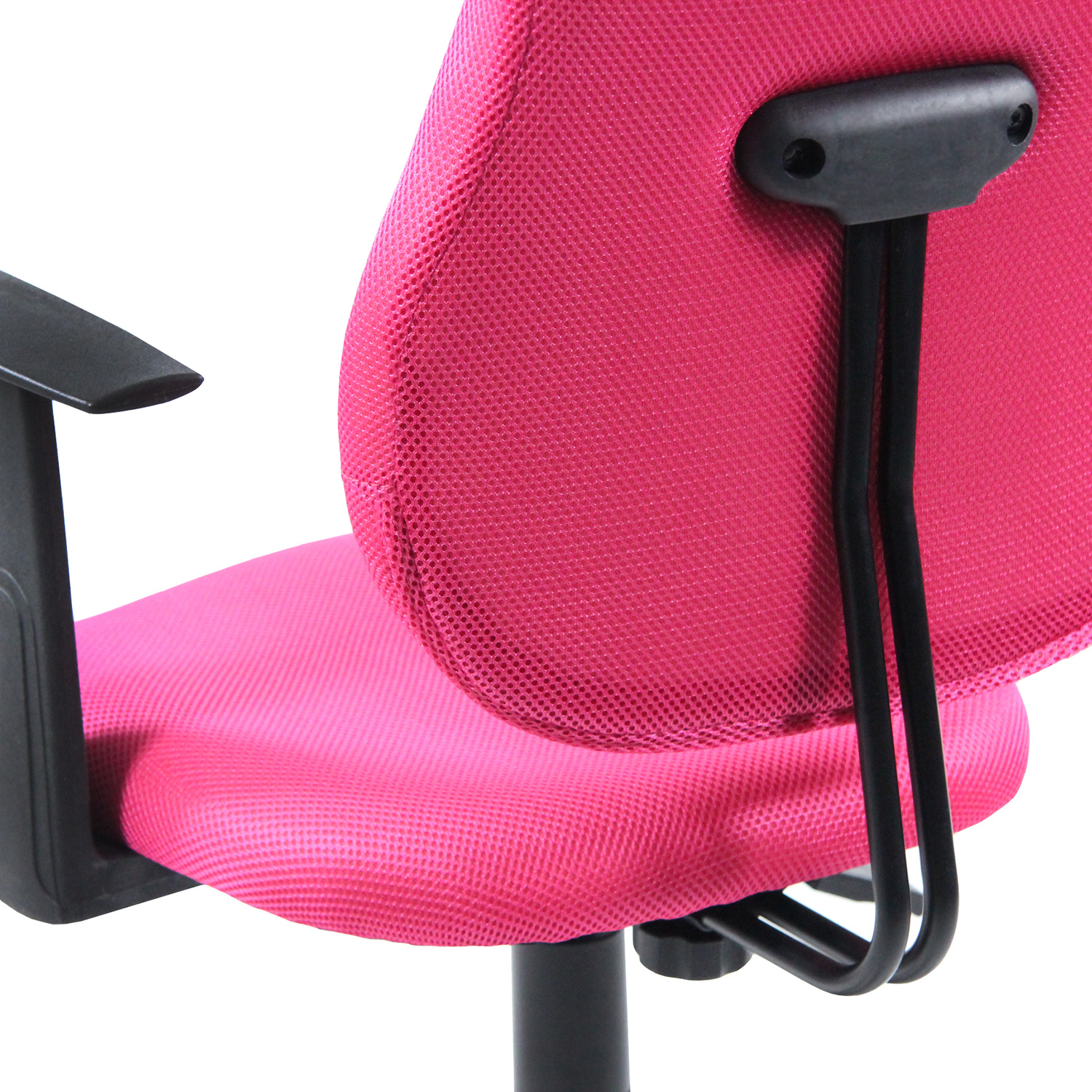 Nahaufnahme eines pinkfarbenen Bürostuhls aus Netzstoff. Schwarze Armlehne und Rahmendetails vor weißem Hintergrund.