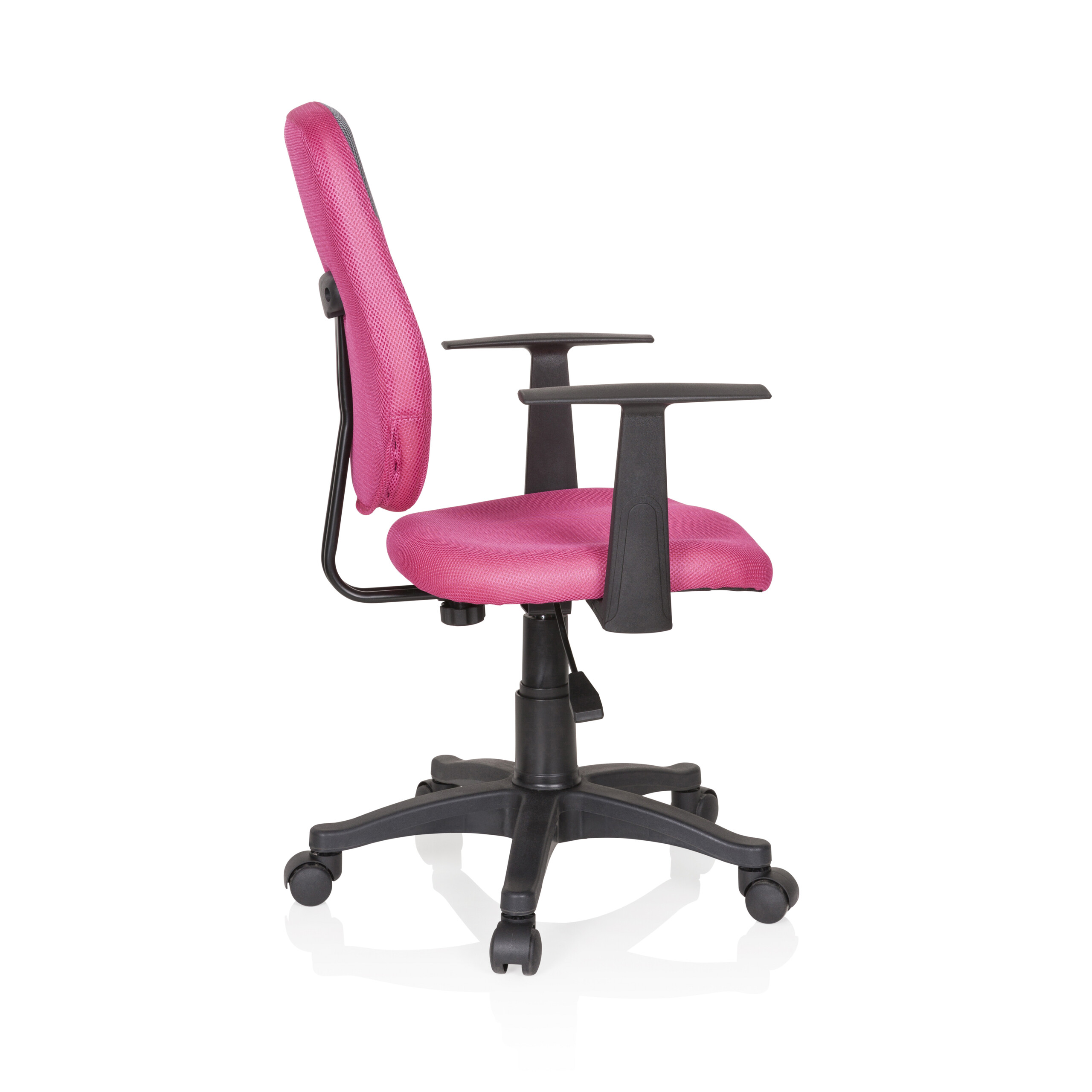Rosa Bürostuhl vor weißem Hintergrund. Merkmale sind rosa Netzrücken und Sitz, schwarze Armlehnen und schwarzes Gestell.