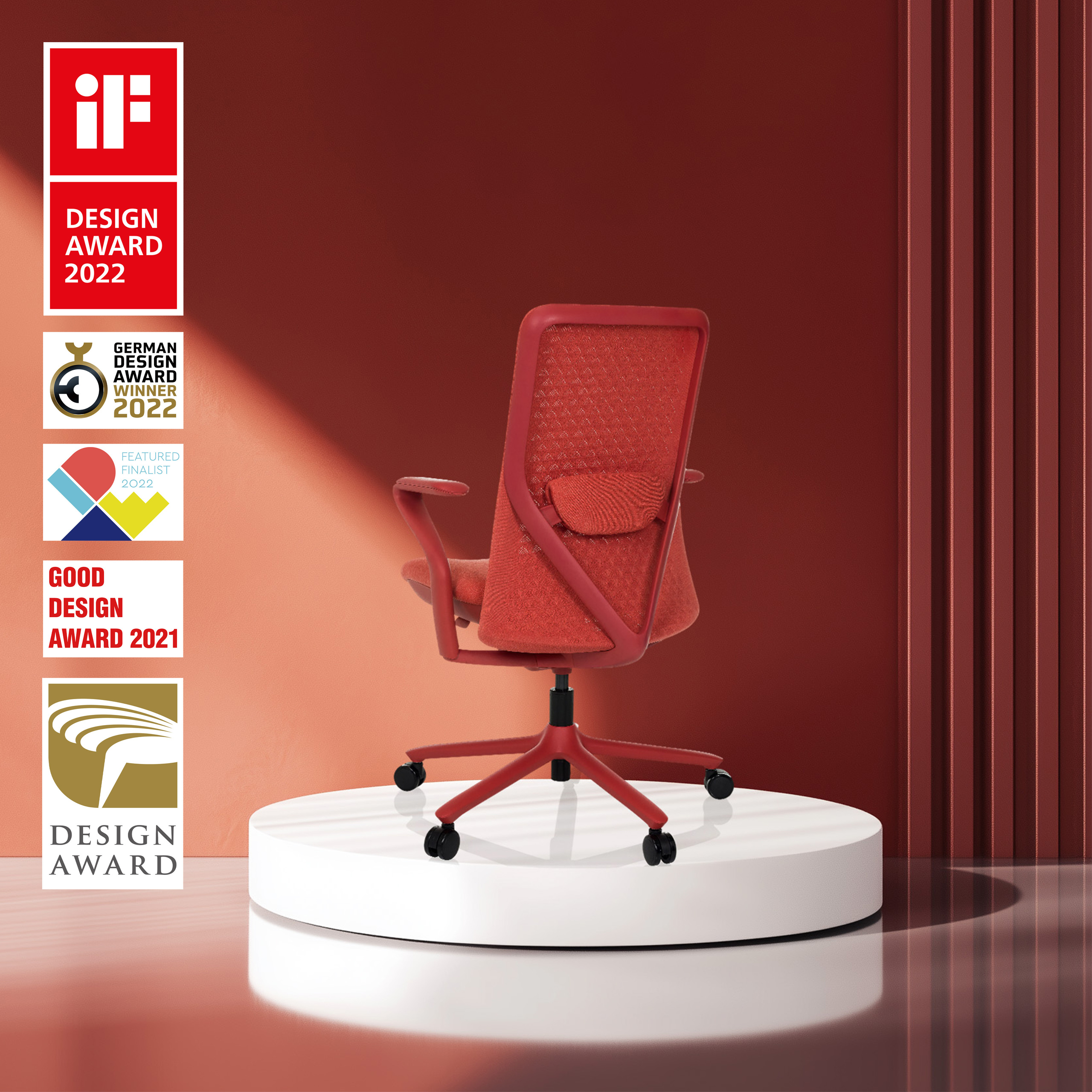 Ein roter Bürostuhl auf einer weißen Plattform. Auszeichnungen links. Roter und brauner Hintergrund.