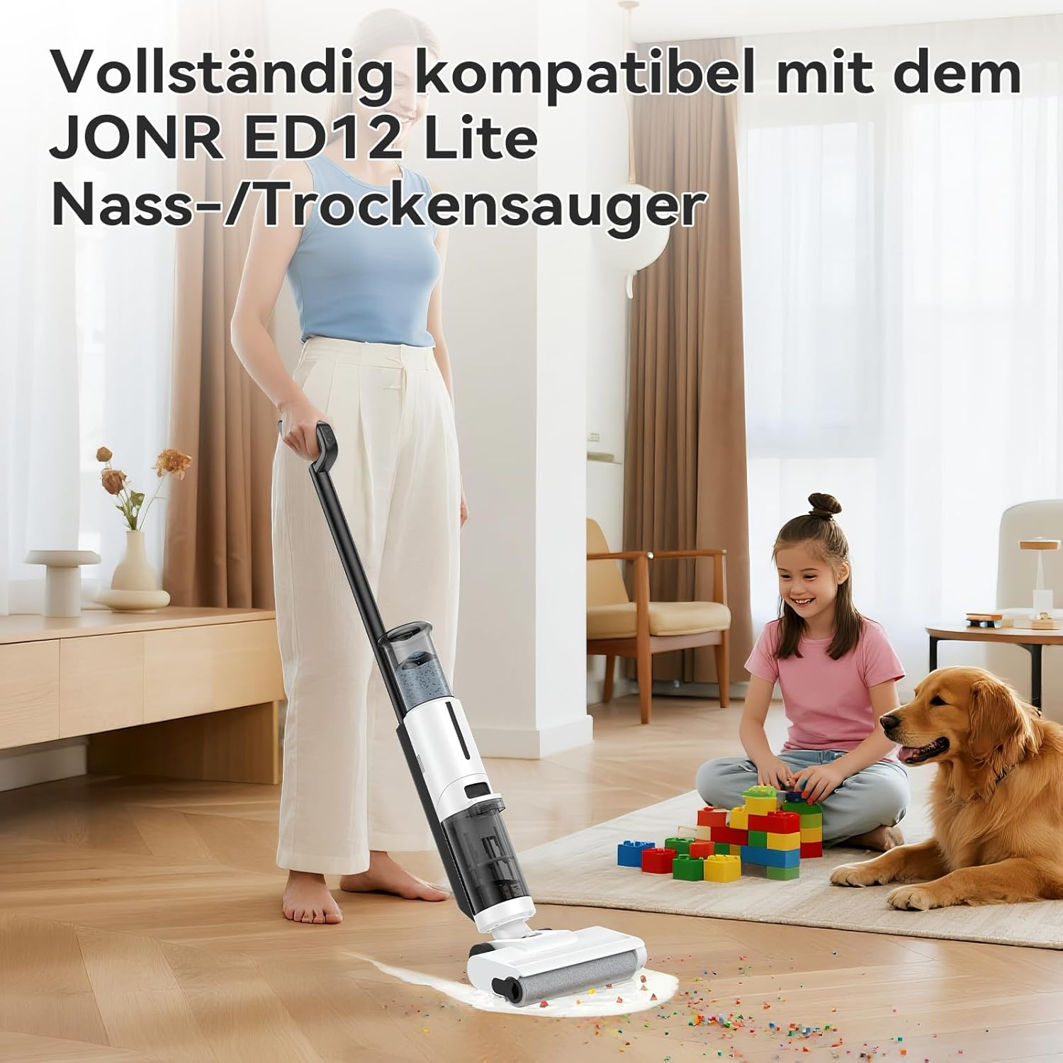 Eine Frau saugt den Boden mit einem Nass-/Trockensauger. Ein Mädchen und ein Golden Retriever sitzen. Bunte Spielzeugblöcke liegen auf dem Boden.