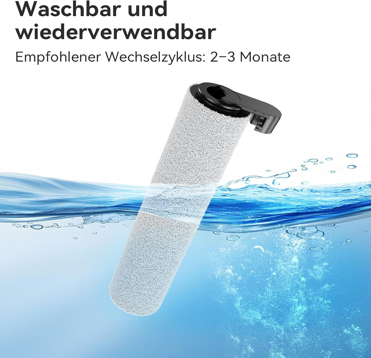 Ein weißes, zylindrisches Reinigungswerkzeug mit schwarzem Kopf ist in Wasser getaucht. Blasen und Wasser bilden einen sauberen, frischen Hintergrund.