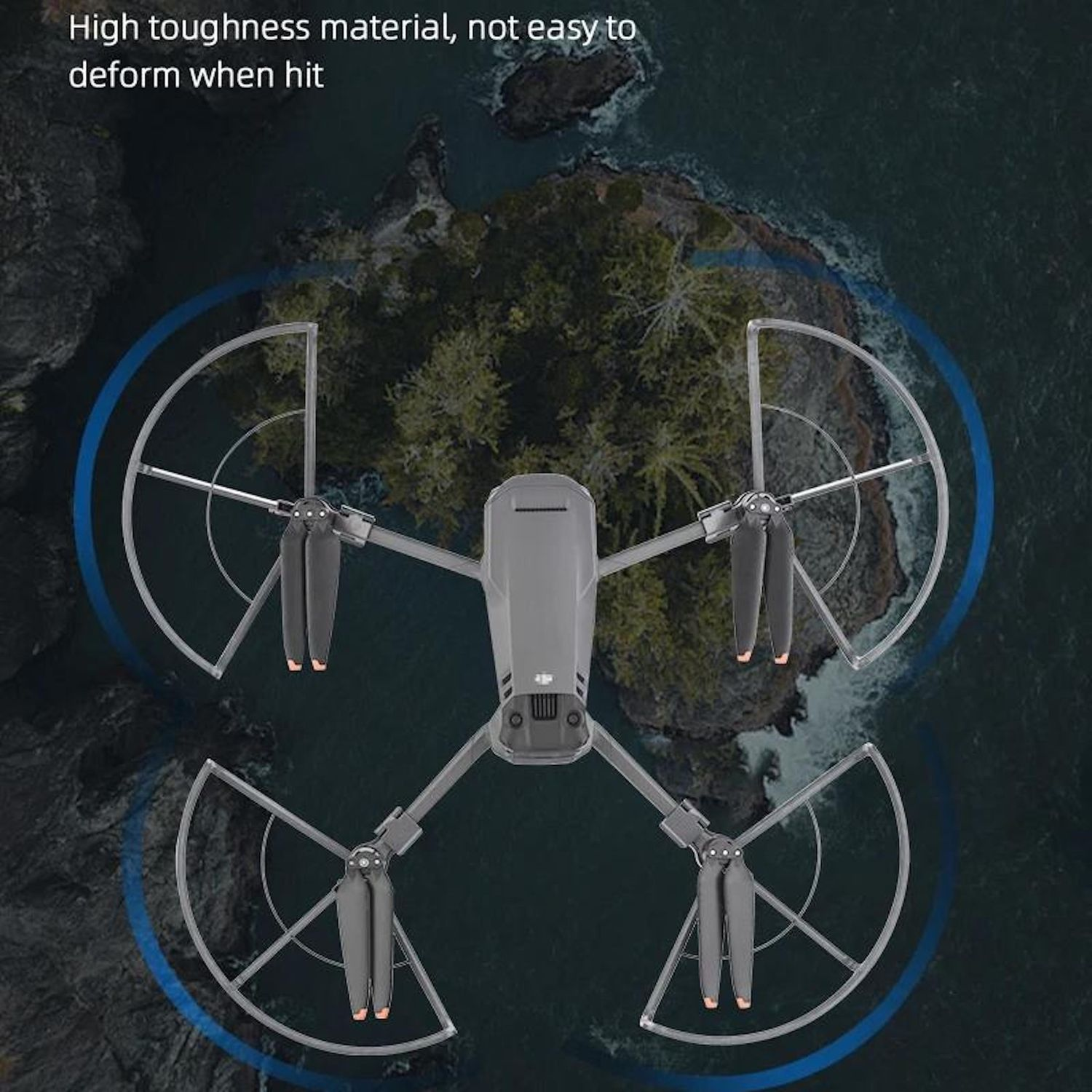 Drone con protezioni per eliche su un'area costiera rocciosa. Il drone è grigio e le protezioni sono trasparenti. Lo sfondo è scuro.