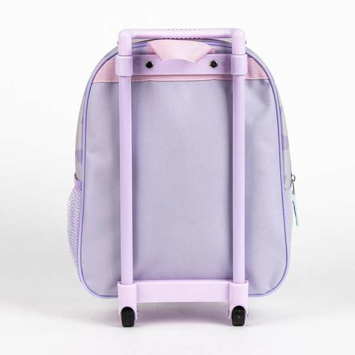 Ein helllila Rucksack mit ausziehbarem Griff und Rädern. Er hat eine Seitentasche und einen Reißverschluss. Der Hintergrund ist weiß.