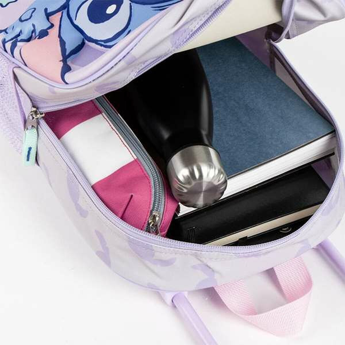 Rucksack mit Stitch-Design, enthält eine schwarze Wasserflasche, Bücher und ein rosa Federmäppchen.