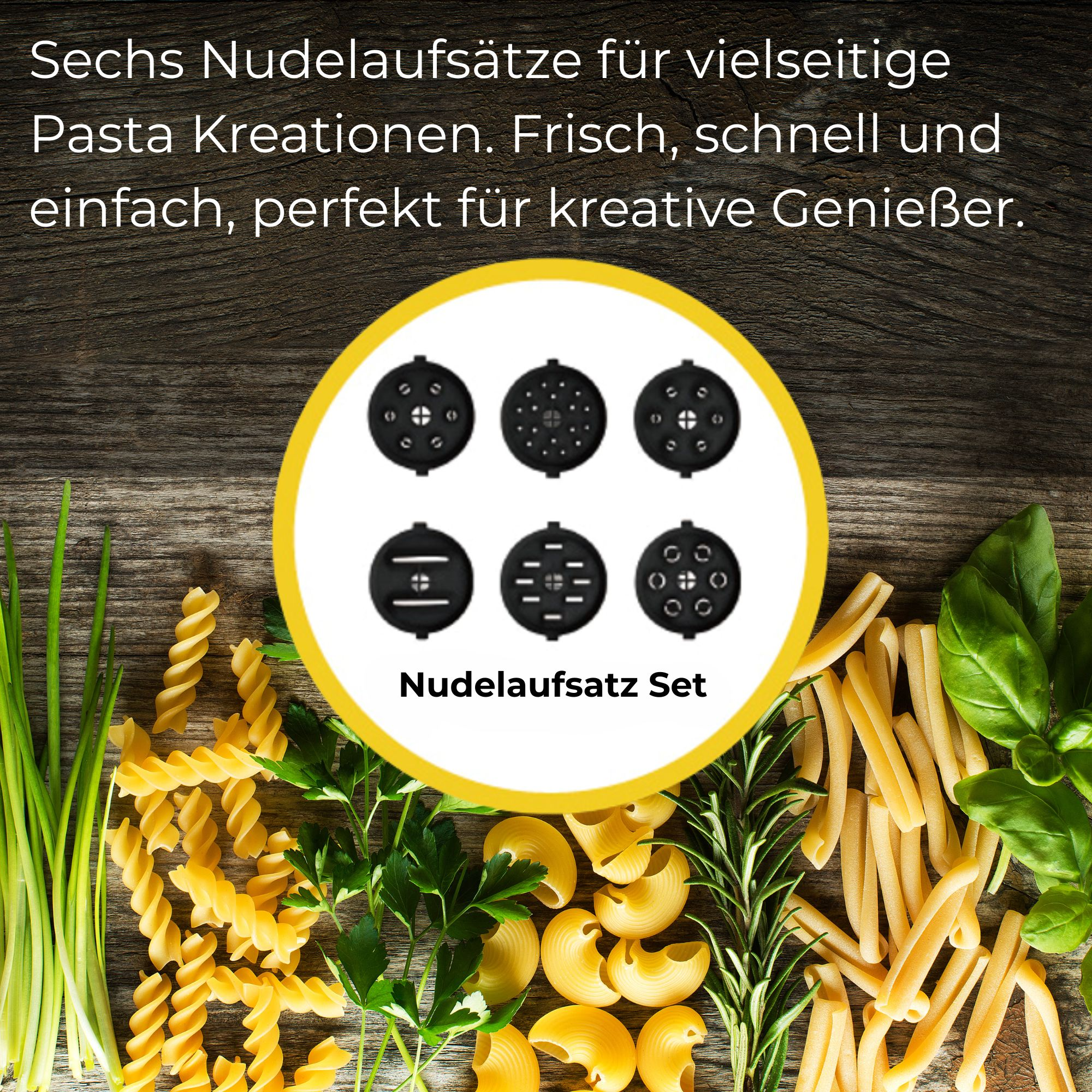 Das Bild zeigt Nudelformen und sechs Nudelzubereitungsaufsätze. Grüne Kräuter sind ebenfalls vorhanden. Der Hintergrund ist eine Holzoberfläche.