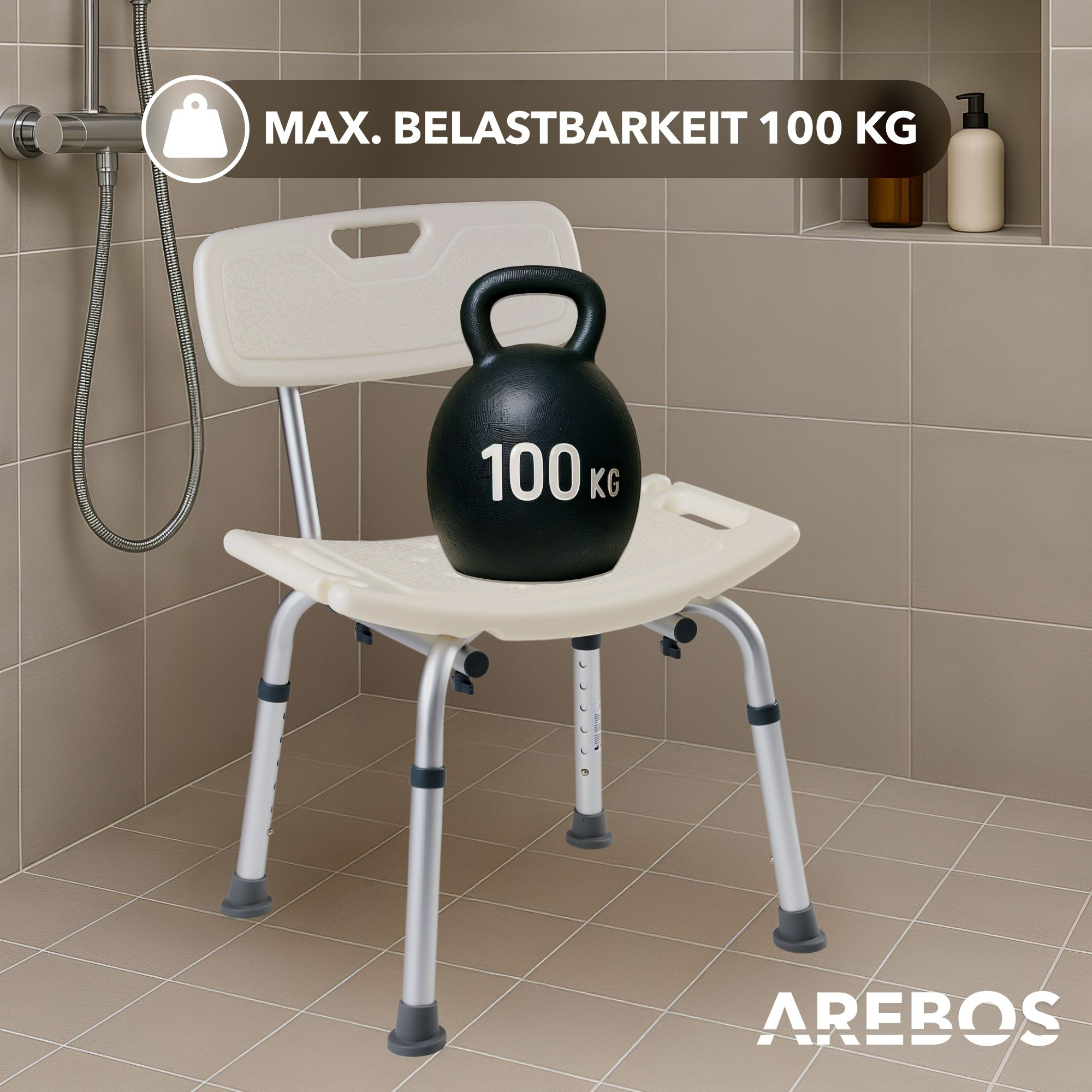 Eine schwarze Kettlebell (100 kg) steht auf einem beigefarbenen Duschstuhl. Der Stuhl befindet sich in einer gefliesten Dusche. Schild sagt max Gewicht 100 kg.