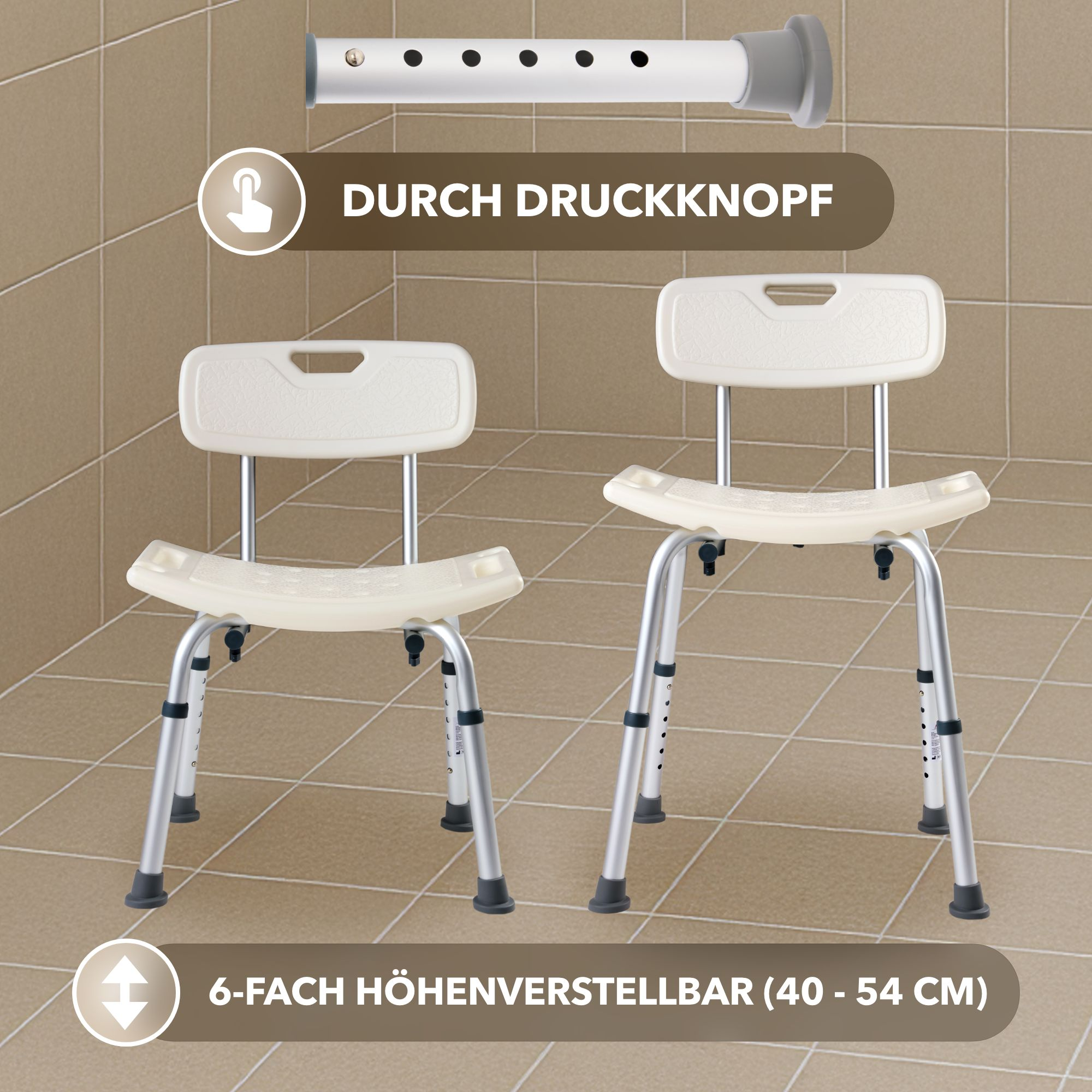 Zwei beige Duschstühle. Höhenverstellbar, mit Rückenlehnen, auf gefliestem Hintergrund. Details zeigen den Verstellmechanismus.