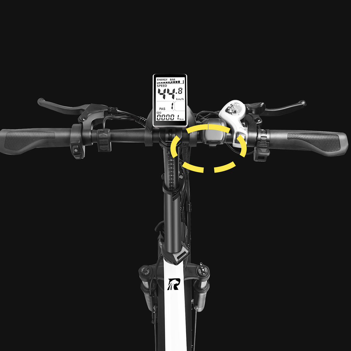 Kierownica roweru elektrycznego z wyświetlaczem pokazującym prędkość 44,8 km/h. Czarno-biały rower z żółtymi strzałkami wskazującymi dźwignię.