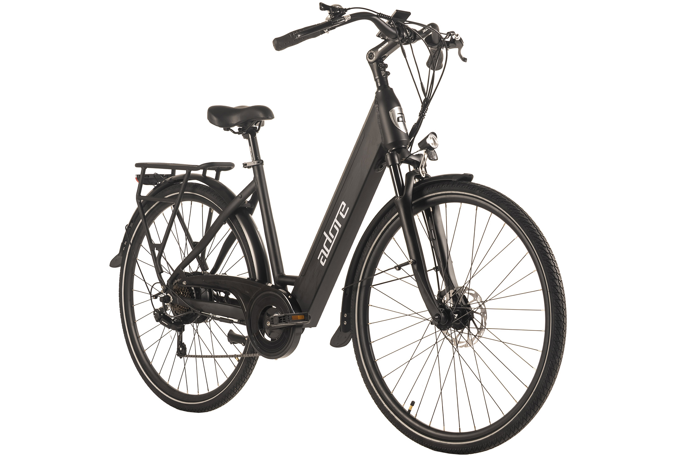 Schwarzes Elektrofahrrad mit 'adore'-Logo. Merkmale sind Schutzbleche, ein Gepäckträger und Scheibenbremsen, vor weißem Hintergrund.