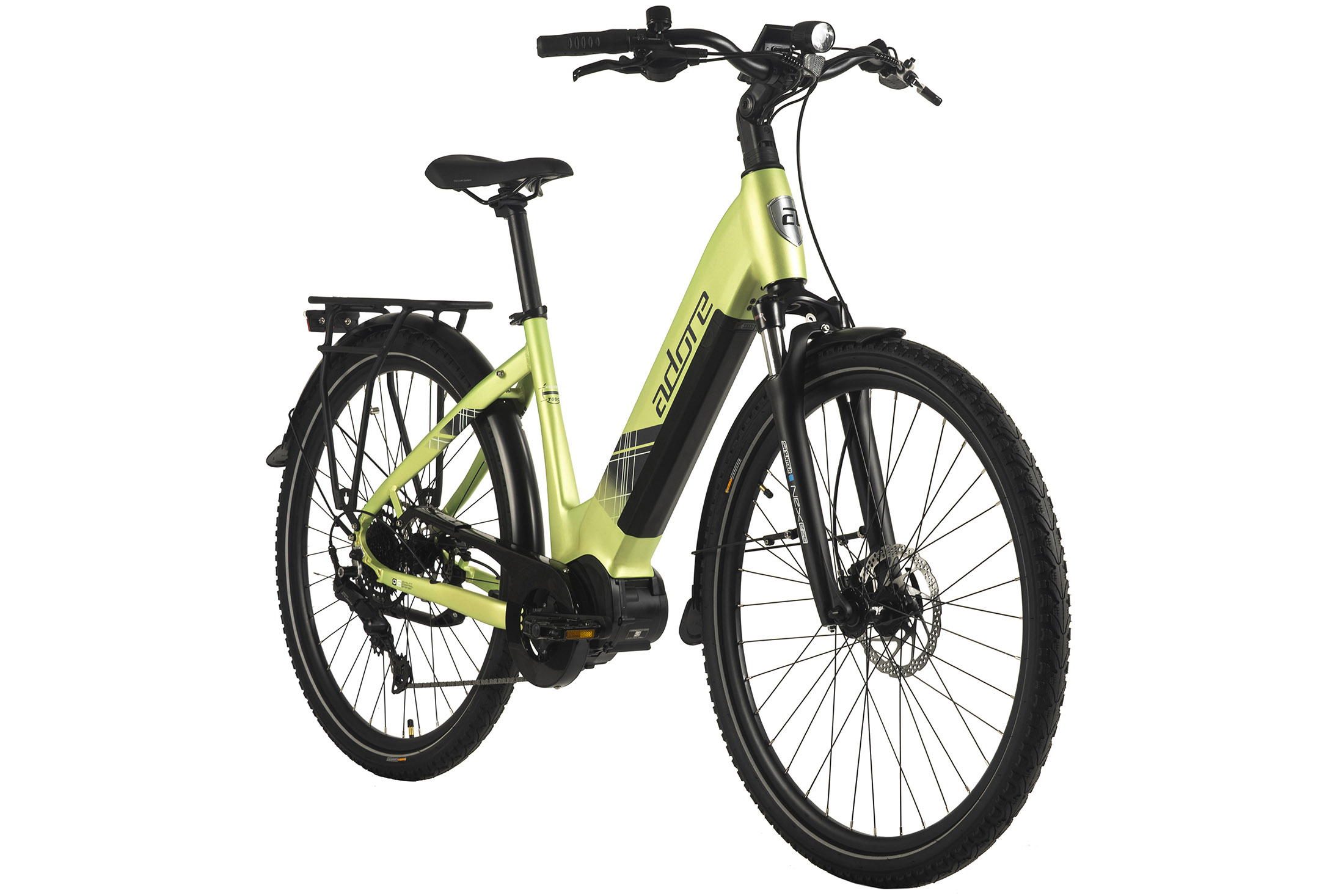 Ein limettengrünes Elektrofahrrad der Marke 'Adore' vor weißem Hintergrund. Es hat schwarze Reifen, Sattel und Lenker. Das Fahrrad ist angewinkelt.