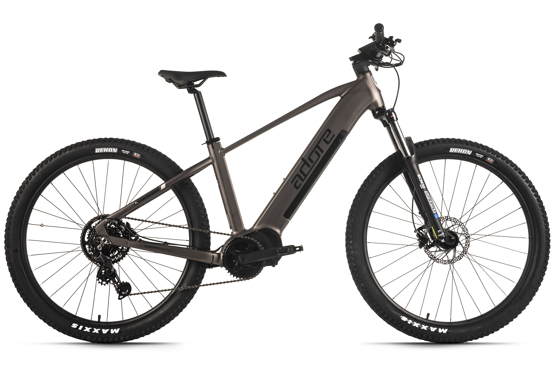 Gezeigt wird ein graues Adore Elektro-Mountainbike. Es hat schwarze Reifen, einen schwarzen Sattel und den Markennamen auf dem Rahmen.