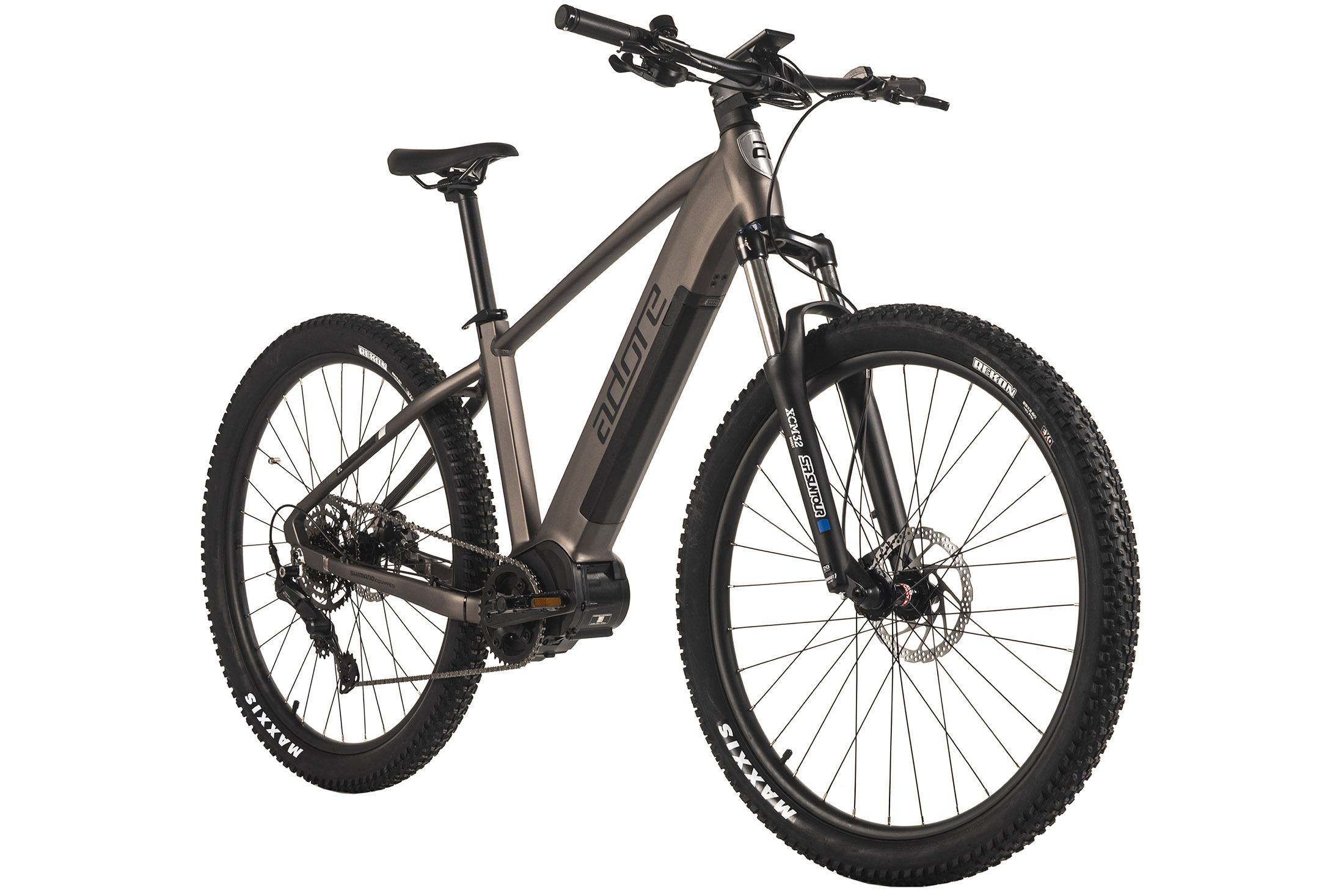 Ein graues und schwarzes elektrisches Mountainbike mit schwarzen Reifen und Felgen auf weißem Hintergrund. Das Fahrrad hat die Marke 'adore' auf dem Rahmen.