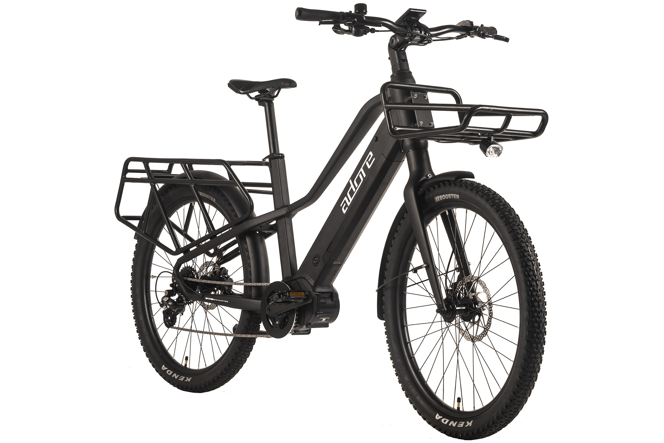 Ein schwarzes elektrisches Lastenrad der Marke 'Adore' auf weißem Hintergrund. Es hat einen Frontkorb, einen Heckträger und dicke Reifen.