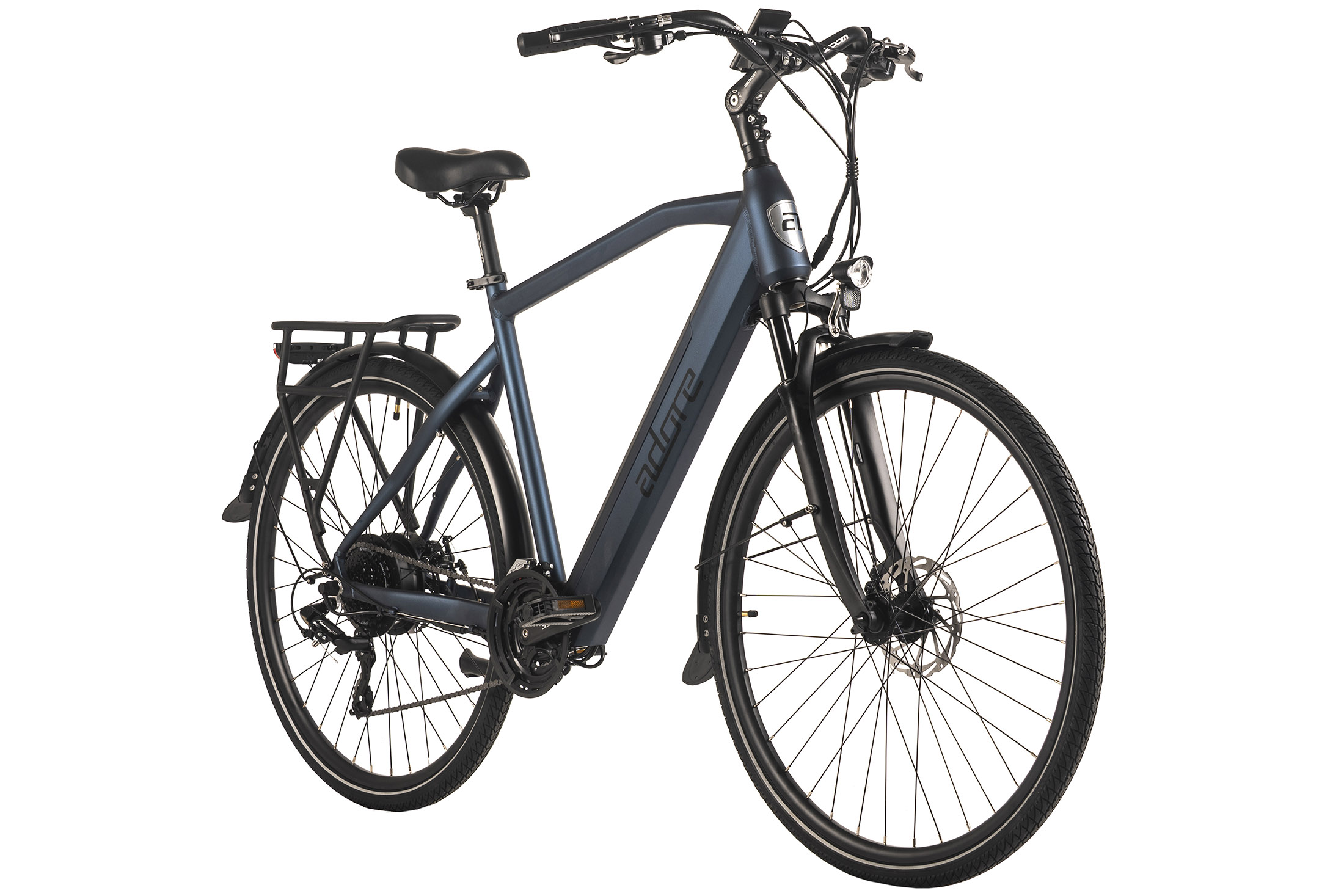 Ein blaues Elektrofahrrad mit schwarzen Reifen, einem Sitz und einem Lenker wird vor weißem Hintergrund gezeigt.