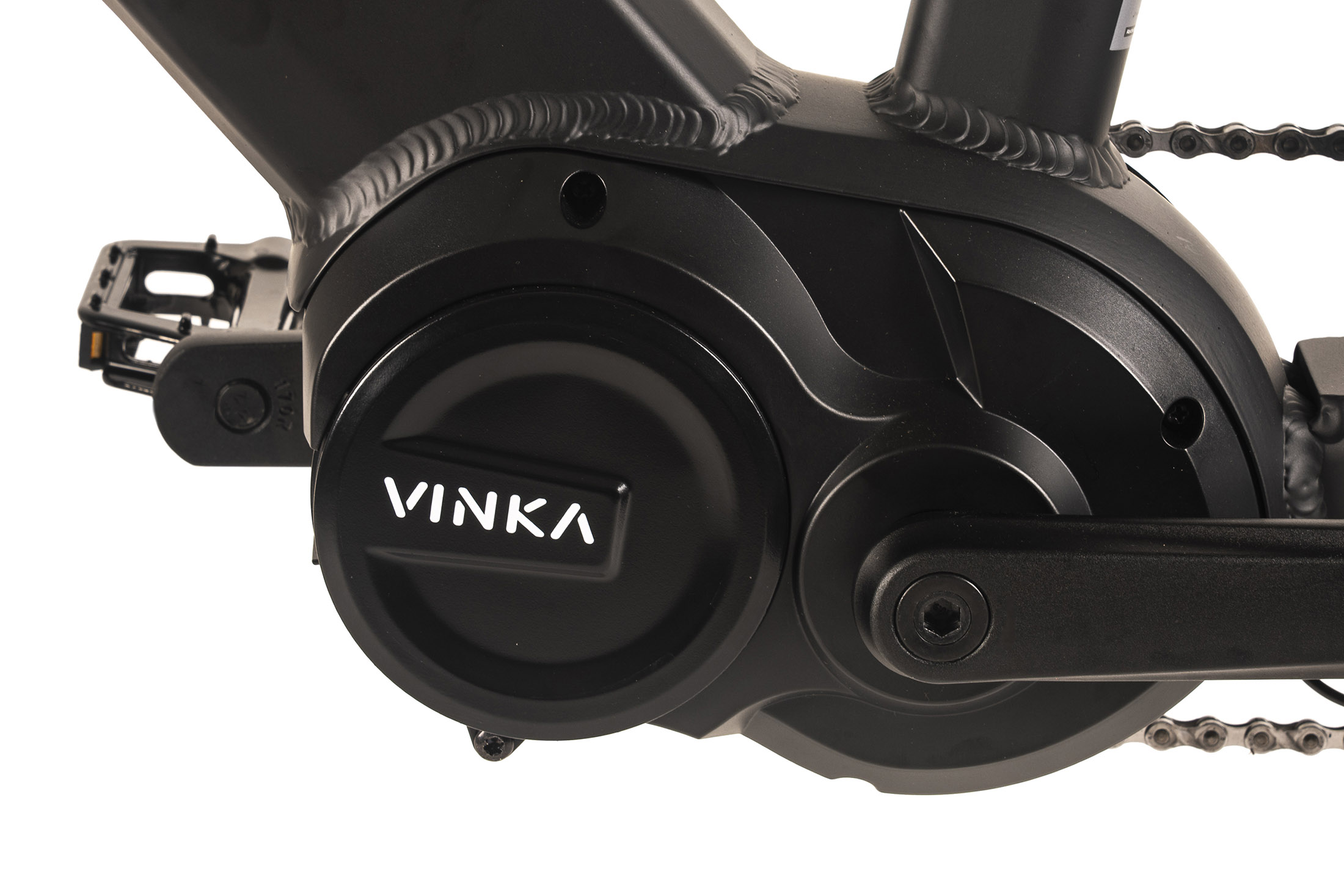 Nahaufnahme eines schwarzen Elektromotorradmotors. Der Motor hat eine runde Abdeckung mit dem Wort VINKA. Kette und Pedal sind ebenfalls sichtbar.